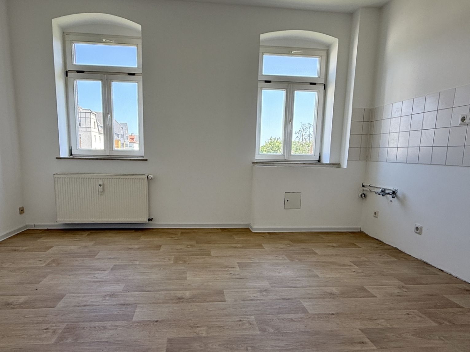 2 Raum • alles NEU • moderner Grundriss • Dachgeschoss • ruhige Lage • Stellplätze • mal anschauen ?