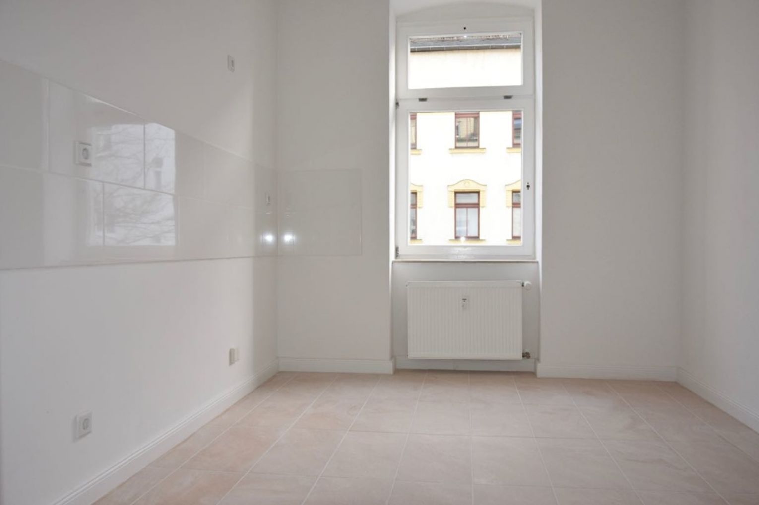 4-Raum • Bad mit Wanne & Dusche • schickes Laminat • weiße Stiltüren • Balkon • Lutherviertel • TOP!