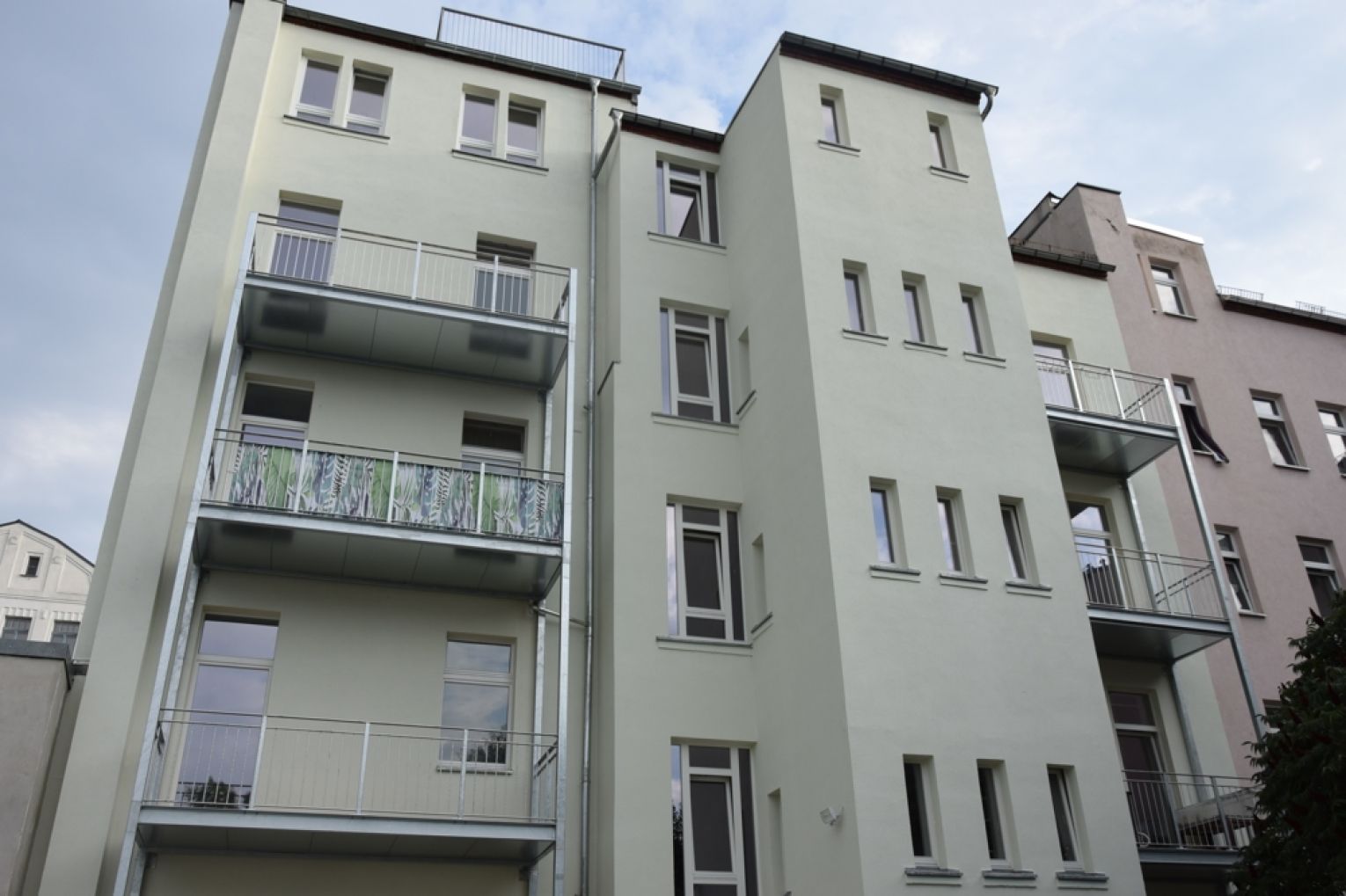4-Raum • Bad mit Wanne & Dusche • schickes Laminat • weiße Stiltüren • Balkon • Lutherviertel • TOP!