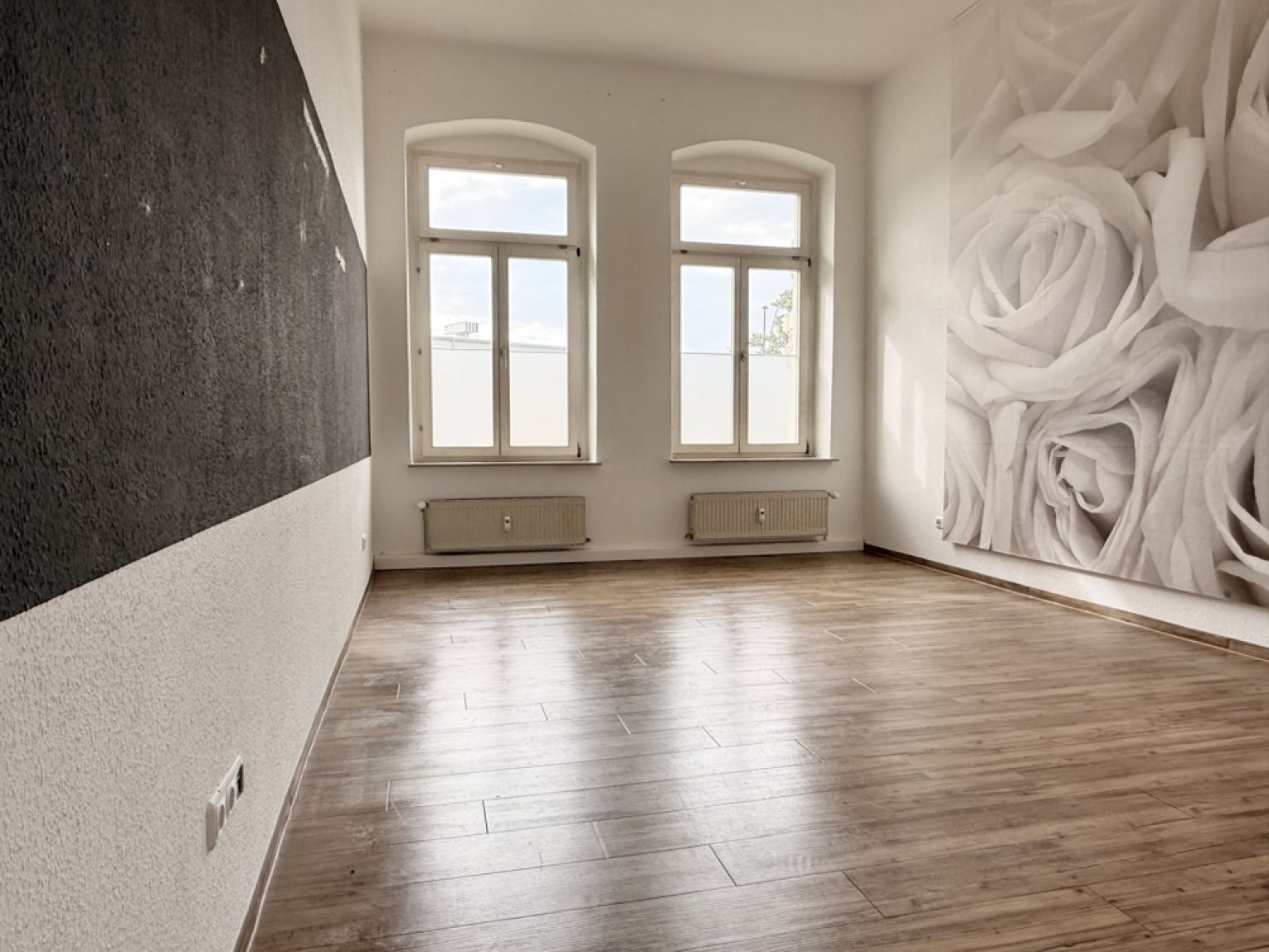 Tolles Ambiente • 5 Räume • Sanitäranlage mit Dusche • Stuck • Portaltüren • Kanzlei? • Büro?