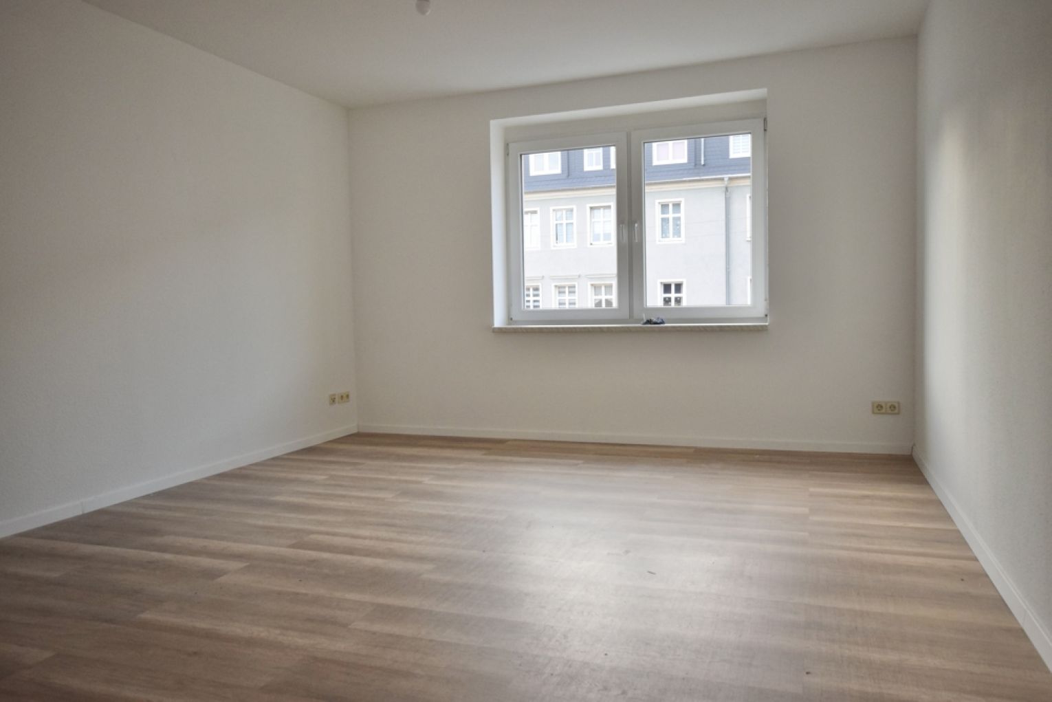 2-Raum • neues Laminat • Bad mit Wanne und Dusche optional • Balkon • Fussbodenheizung • Energie C!