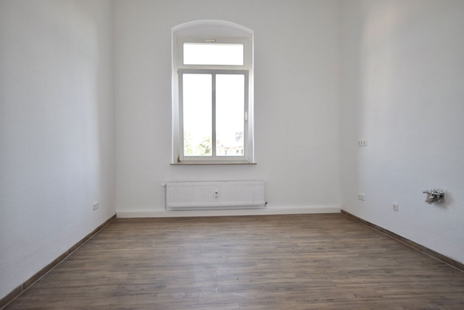 TOP WOHNGEFÜHL • 4-Zimmer • Bad mit Wanne & Dusche • große Portaltüren • unbedingt Anschauen !