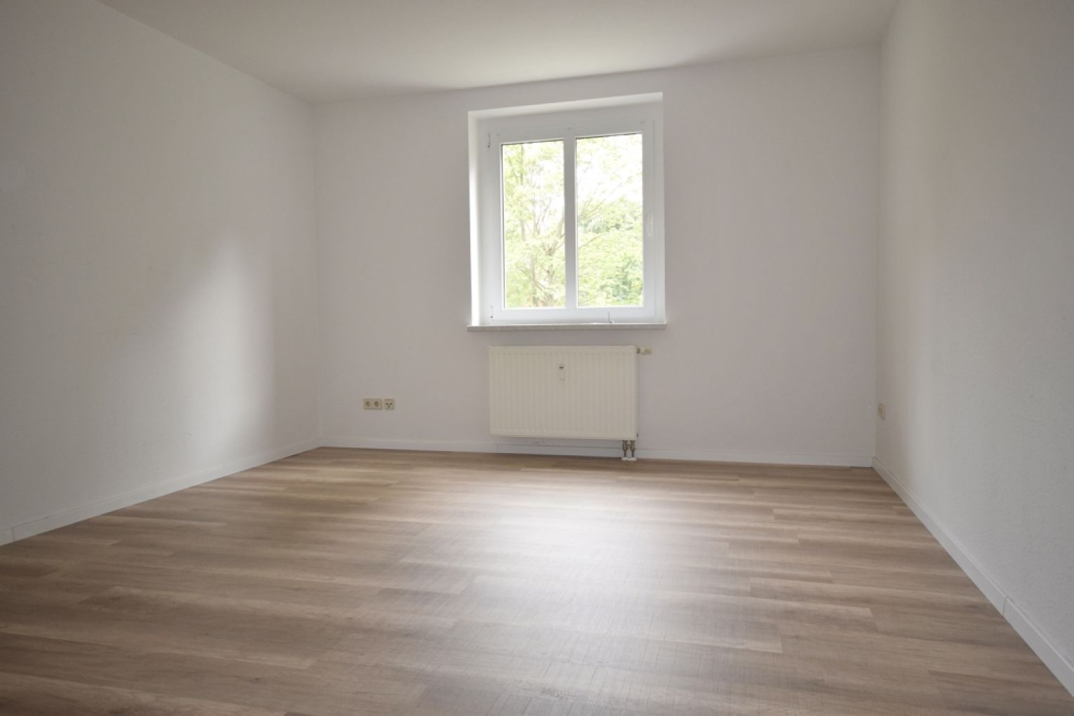 3-Zimmer Wohnung • renoviert • Balkon •  Bad mit Wanne und Fenster • Laminat • gleich anschauen!?