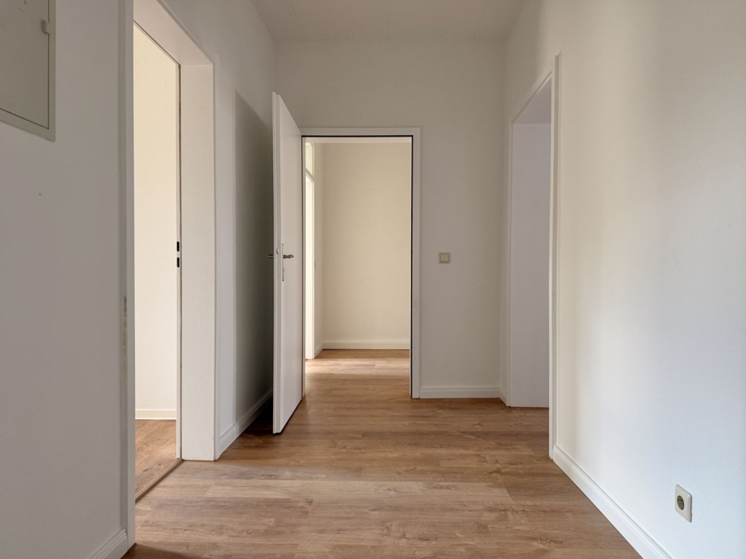 3-Zimmer • Kaßberg • Sonnenbalkon • Park vor der Haustür • tolles Laminat • Neues Bad mit Wanne