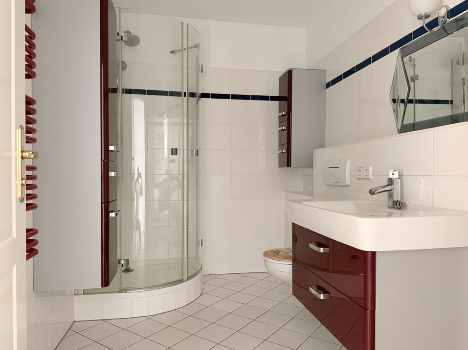 Kaßberg • 3 Zimmer • Balkon • Parkett • Bad mit Wanne • Aufzug • Dachgeschoss-Flair • Anschauen !?