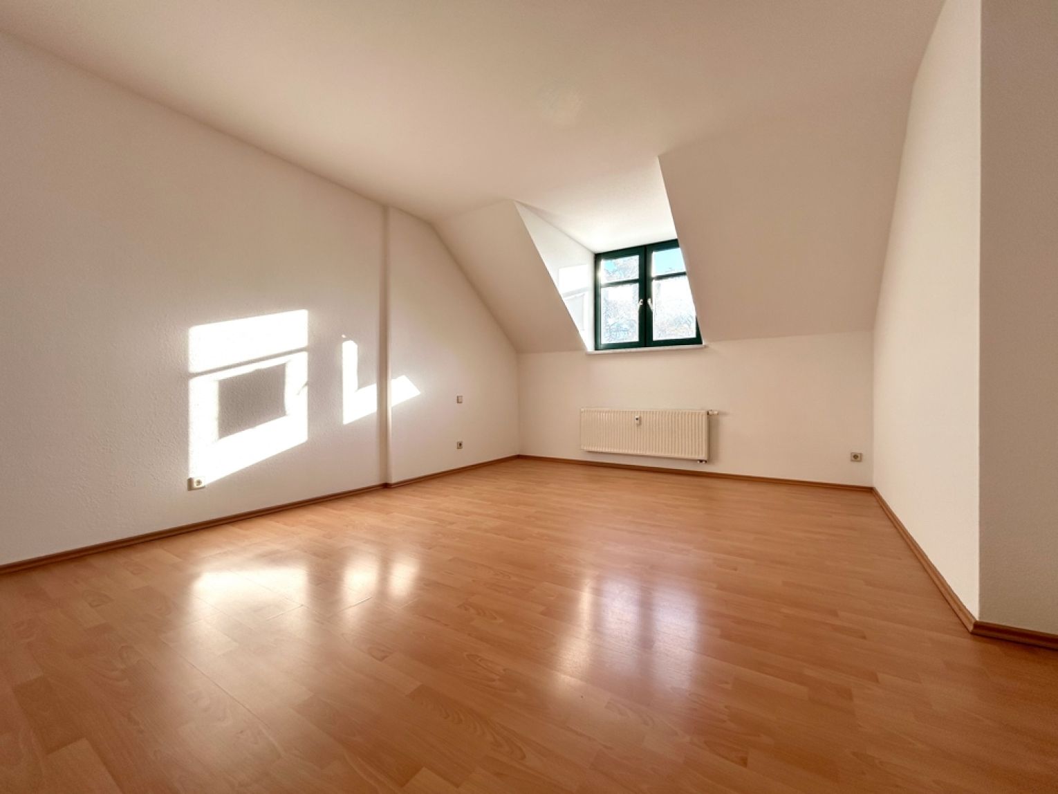 3 Zimmer • große Räume • Altendorf • neue Einbauküche • Stellplatz möglich • Chemnitz • zur Miete