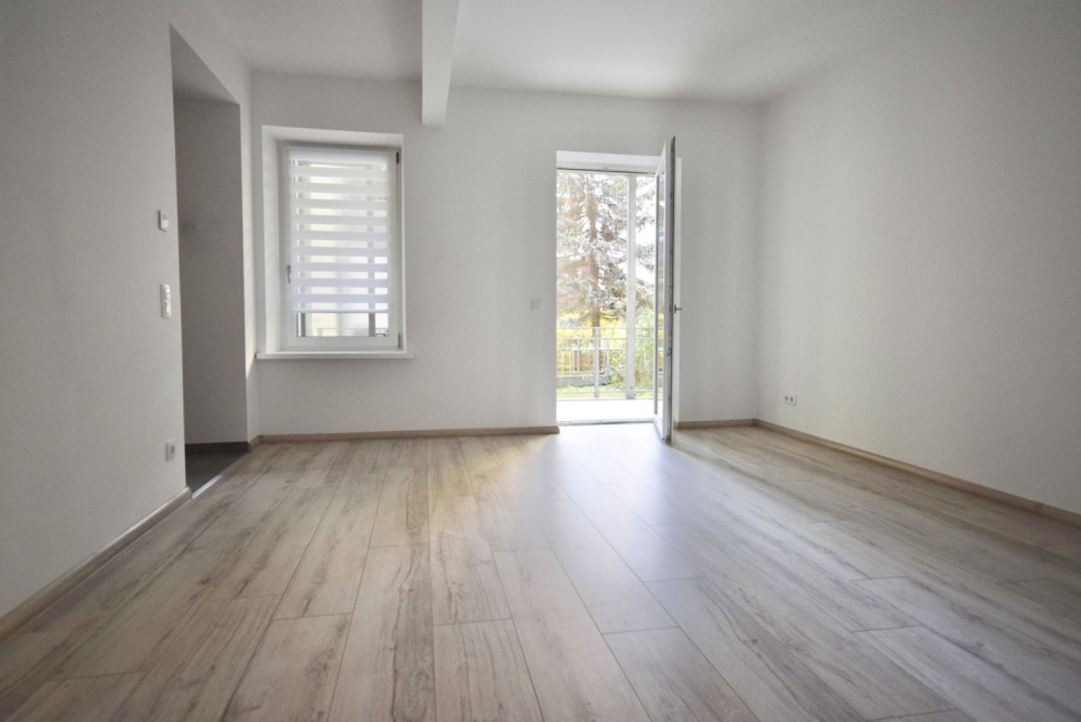 2-Raum • Balkon • Einbauküche • Fussbodenheizung • Wanne+Dusche • SmartHome-APP • TOP-Bad • MIeten?