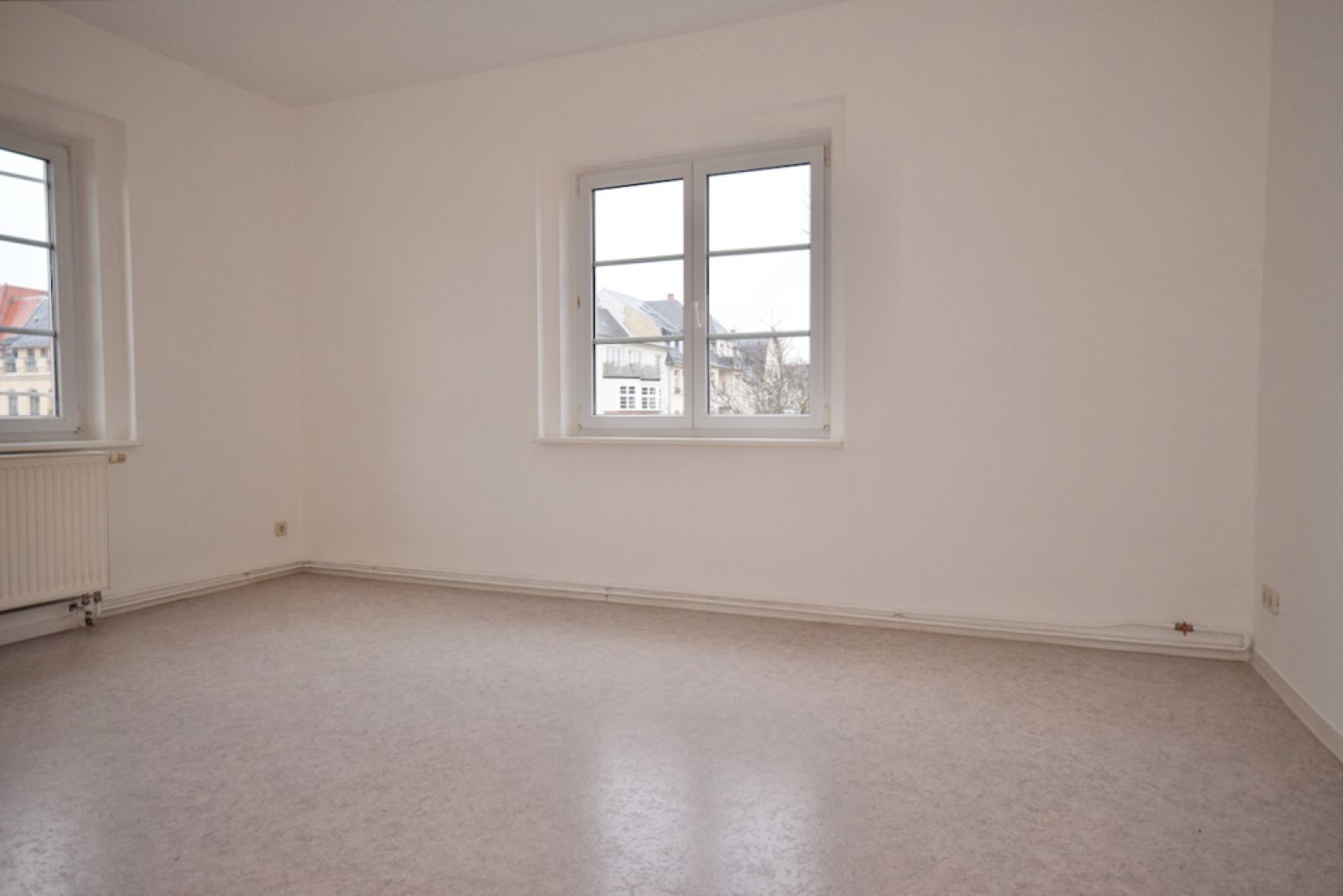 2-Raum Wohnung • Tageslichtbad mit Wanne • Einbauküche • Stellplatz • Kaßberg • Anschauen & Mieten
