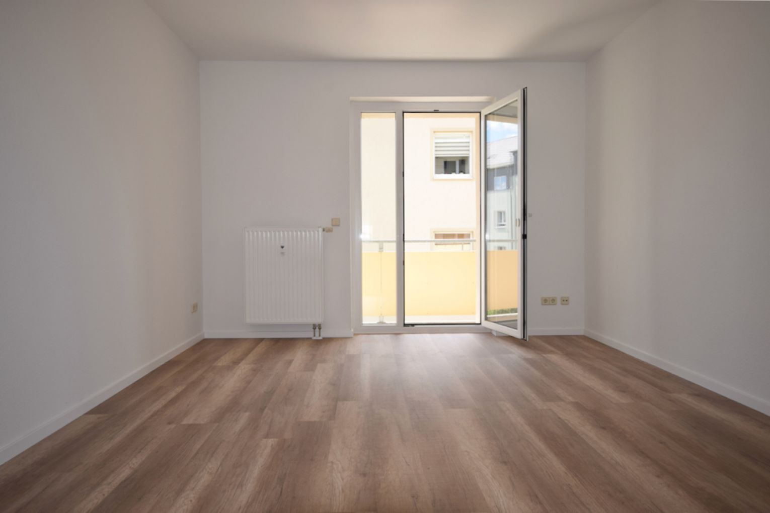 2 Zimmer • in Zeißigwaldnähe • Balkon • Laminat • Haus mit Wärmedämmung • optionale TOP-Einbauküche