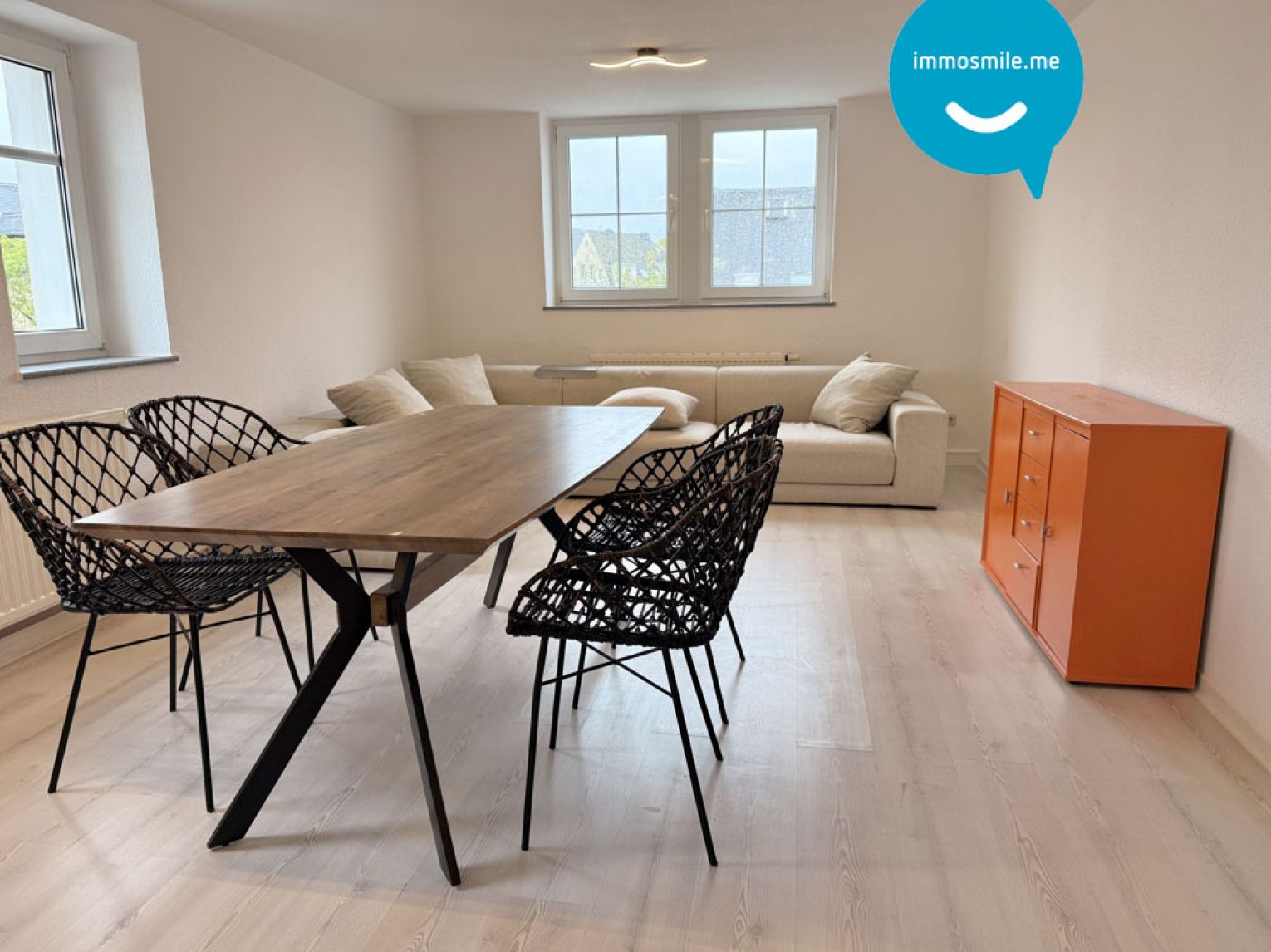 53 qm im Dachgeschoss • Laminat • 2-Zimmer • Einbauküche • Wanne & Dusche • optional teilmöbliert!