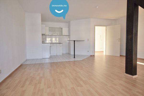 2 Zimmer • Balkon • Einbauküche • Bad mit Fenster und Wanne • Dachgeschoss • Laminat • mit Balken