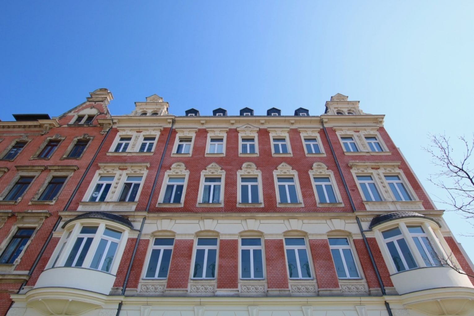 Tolles Ambiente • 5 Räume • Sanitäranlage mit Dusche • Stuck • Portaltüren • Kanzlei? • Büro?