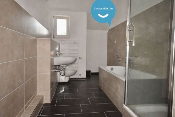 3 Zimmer • Dachgeschoss-Flair • TOP Bad mit Fenster, Dusche & Wanne • Laminat • TOP!