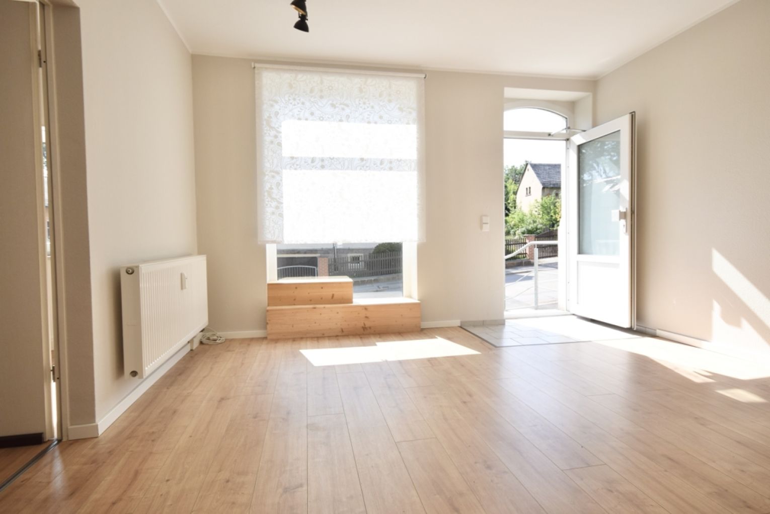 3 Zimmer Gewerbeeinheit • großer Balkon • neue Laminatverlegung bei Anmietung • günstige Lage • TOP