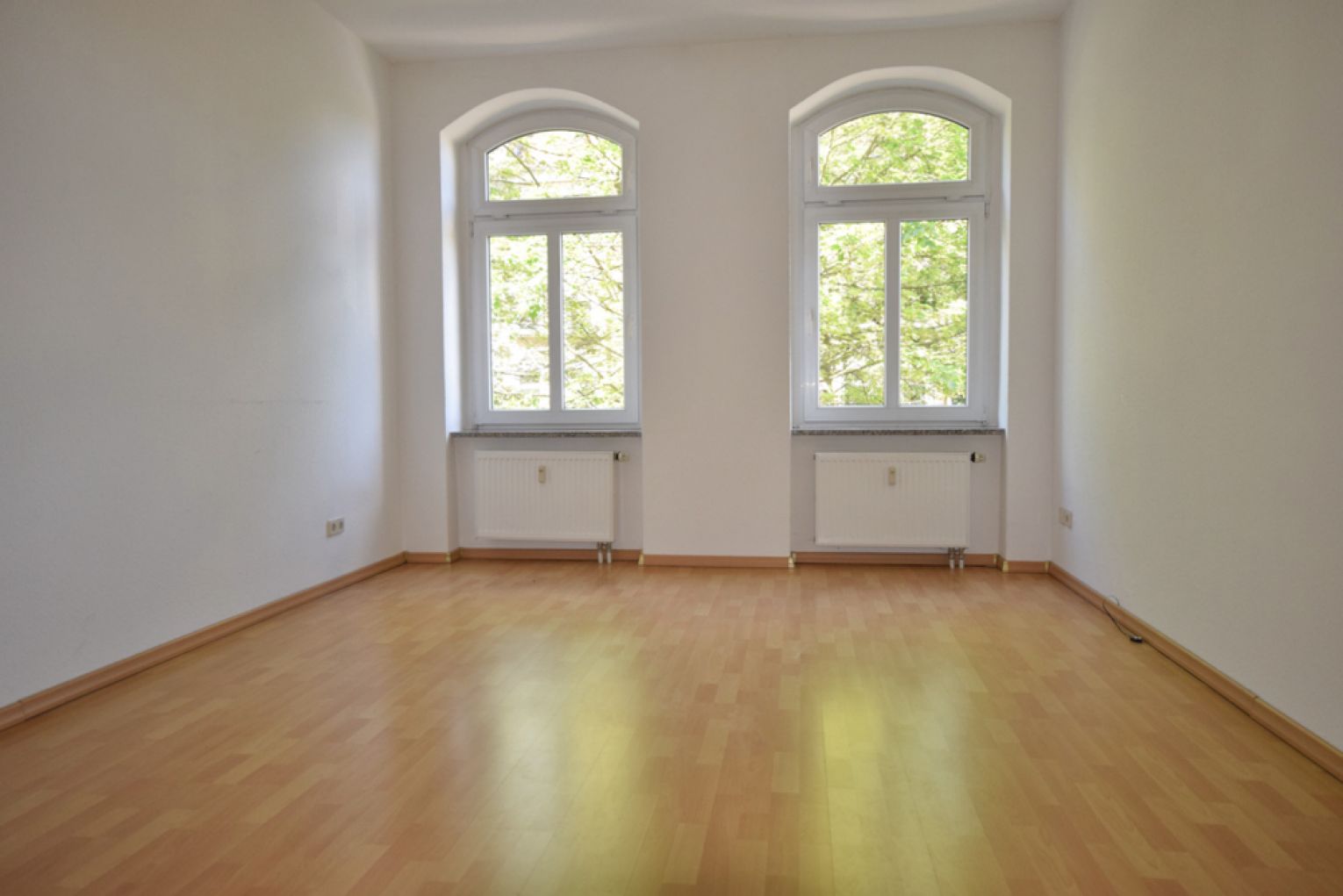 3-Zimmer-Hochparterre • Kassberg • Balkon • schickes Laminat • Bad mit Wanne •  • mal Anschauen !?