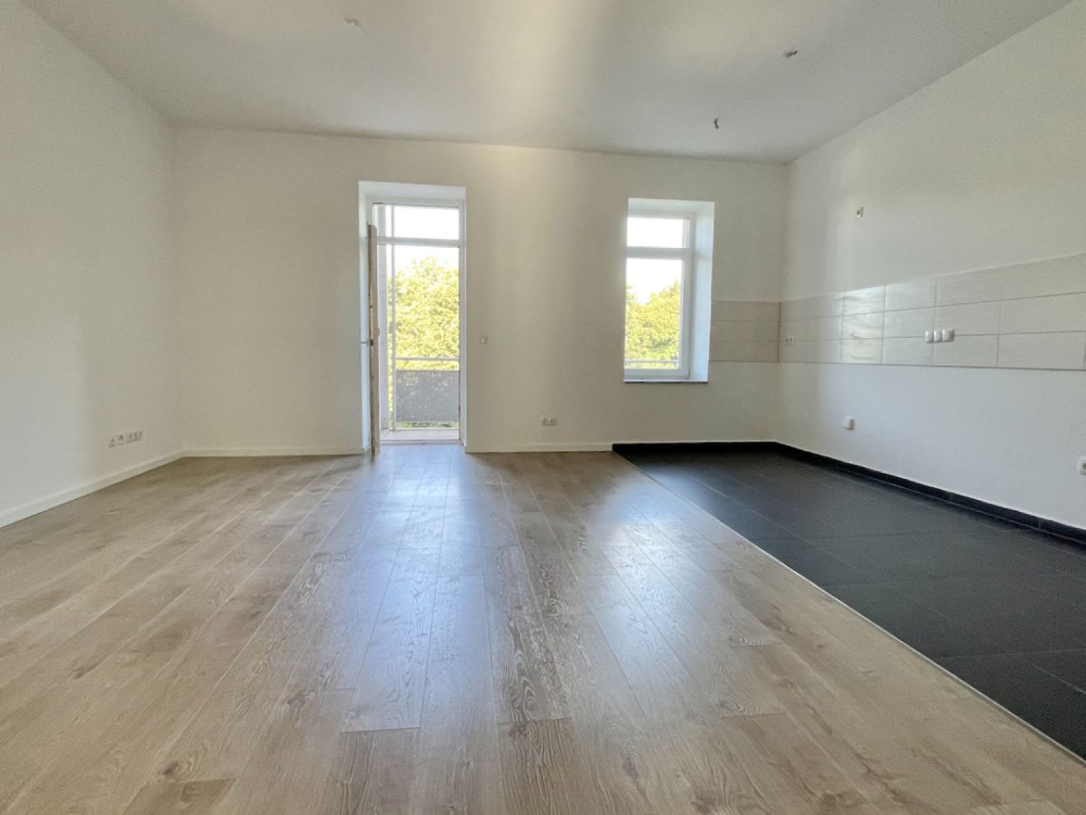 4-Raum • moderne offene Küche • großer Balkon • 2 Bäder mit Wanne+Dusche • Grillplatz • Stellplatz
