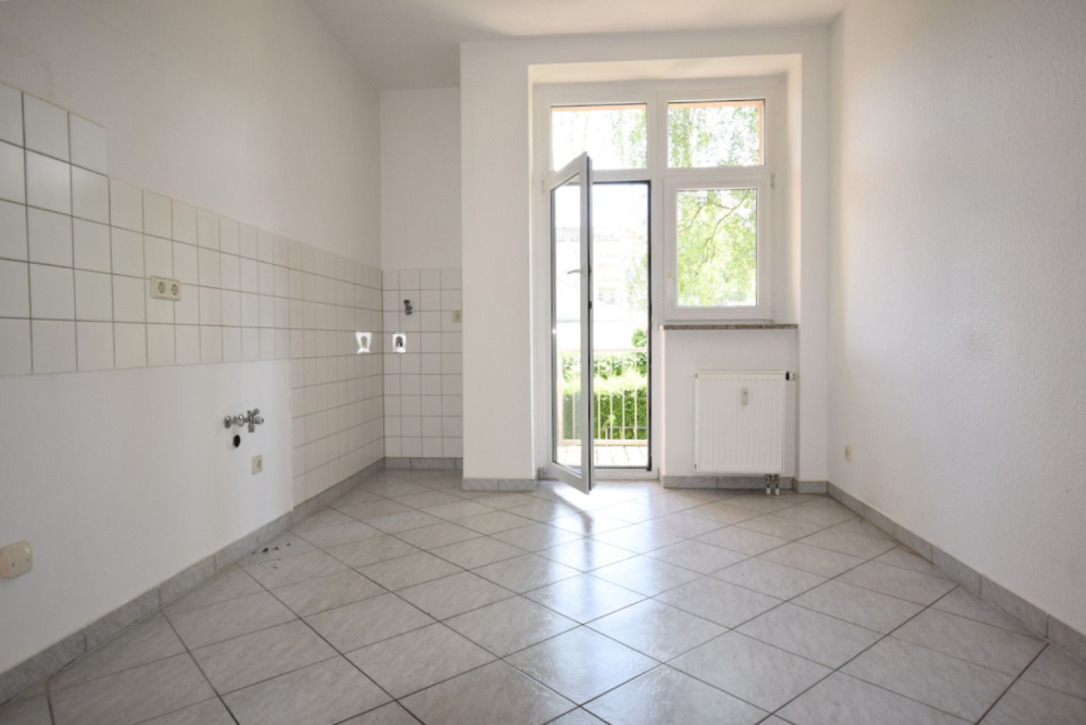 Kaßberg • 2 Raum Hochparterre • Wanne • Balkon • schickes Laminat • Wohnküche • TOP!
