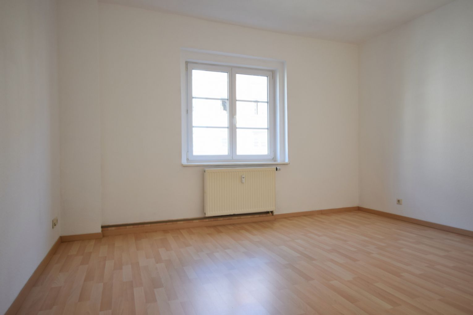 Kaßberg • 4-Zimmer • Sonnenbalkon • Tageslichtbad • Laminat • Stellplatz • Anschauen!?