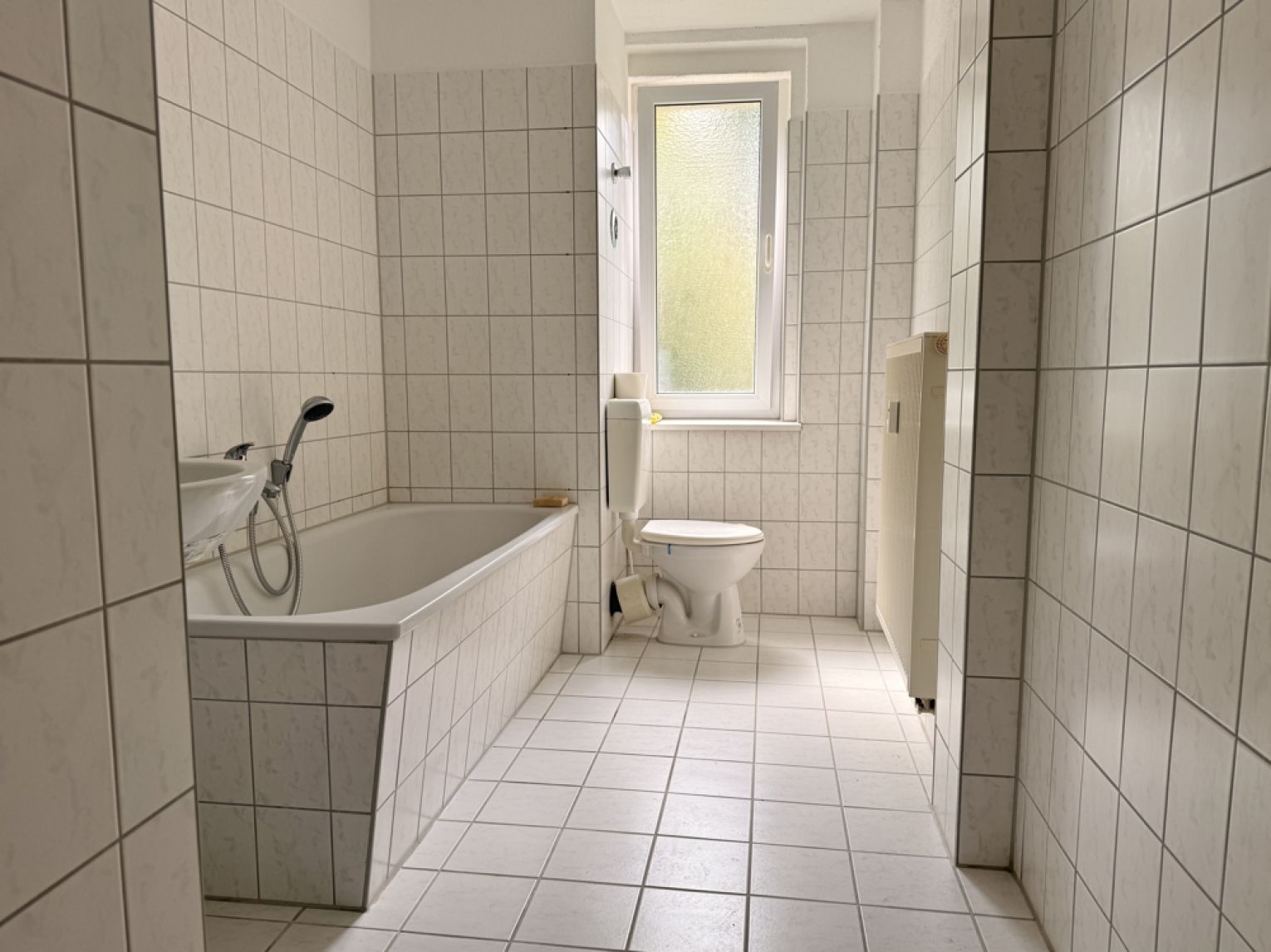 1-Raum • Tageslichtbad mit Wanne • Einbauküche • Laminat • Sonnig • Stellplatz • Besichtigen?