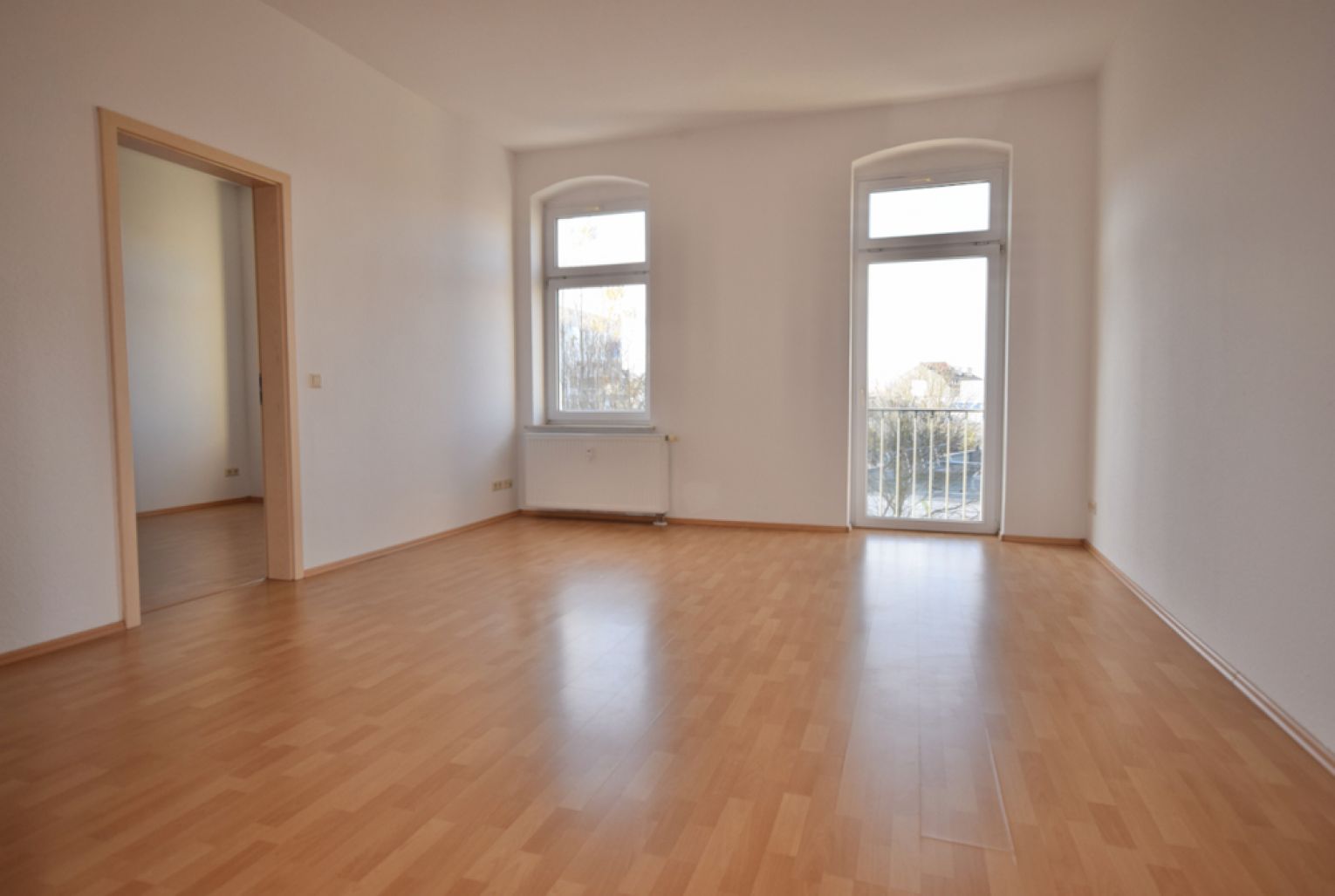 Uninah • 4 Zimmer • modernes Tageslichtbad mit Dusche • sonnig • Laminat • jetzt zugreifen !