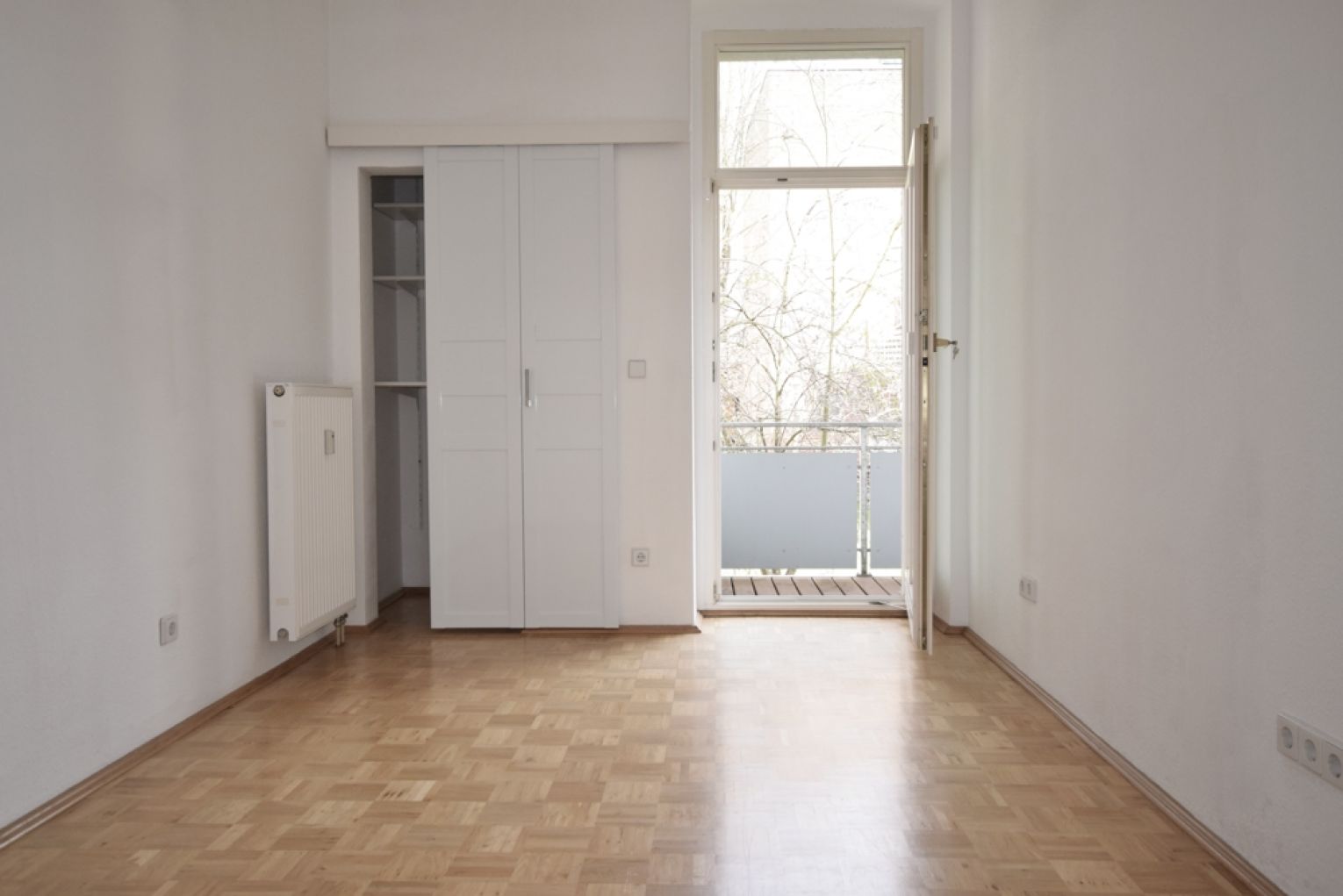 3-Raum • Balkon • Parkett • hell und sonnig • Bad mit Wanne • Aufzug • sanierter Altbau • MEGA!