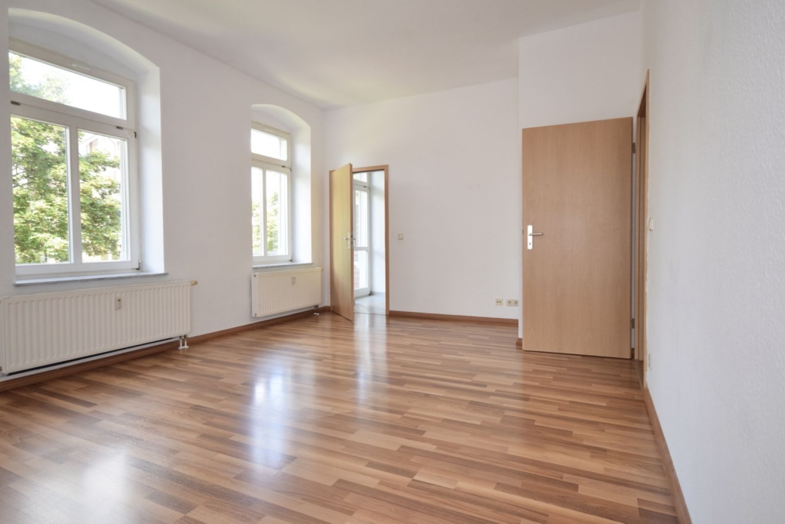 2-Zimmer • Einbauküche • 2 Balkone • Laminat • großes Wohnzimmer • Kaßberg • jetzt anschauen!