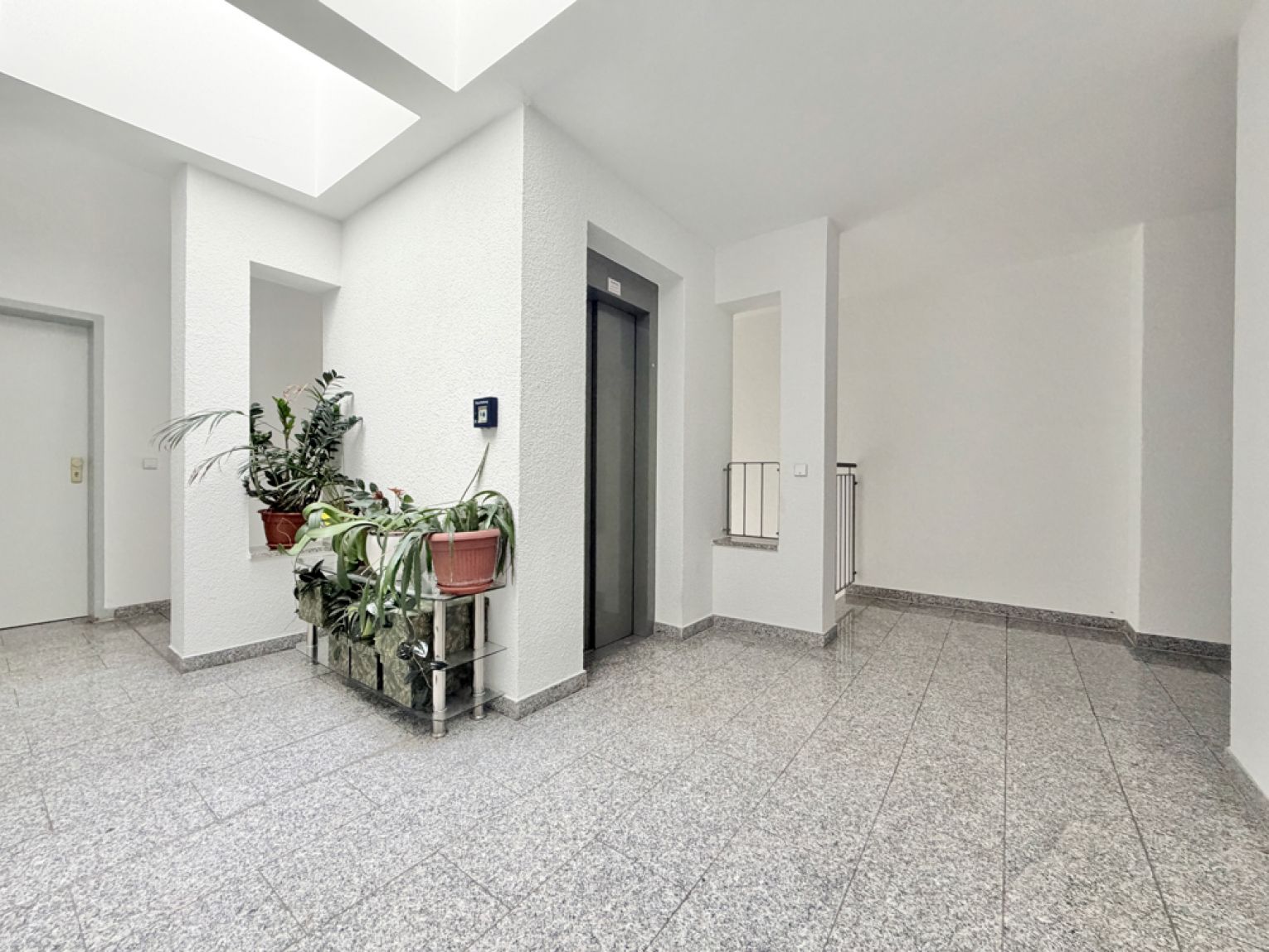 1 Zimmer • im Dachgeschoss • mit Dachterrasse • Tiefgaragenstellplatz • zur Miete • ab sofort frei!