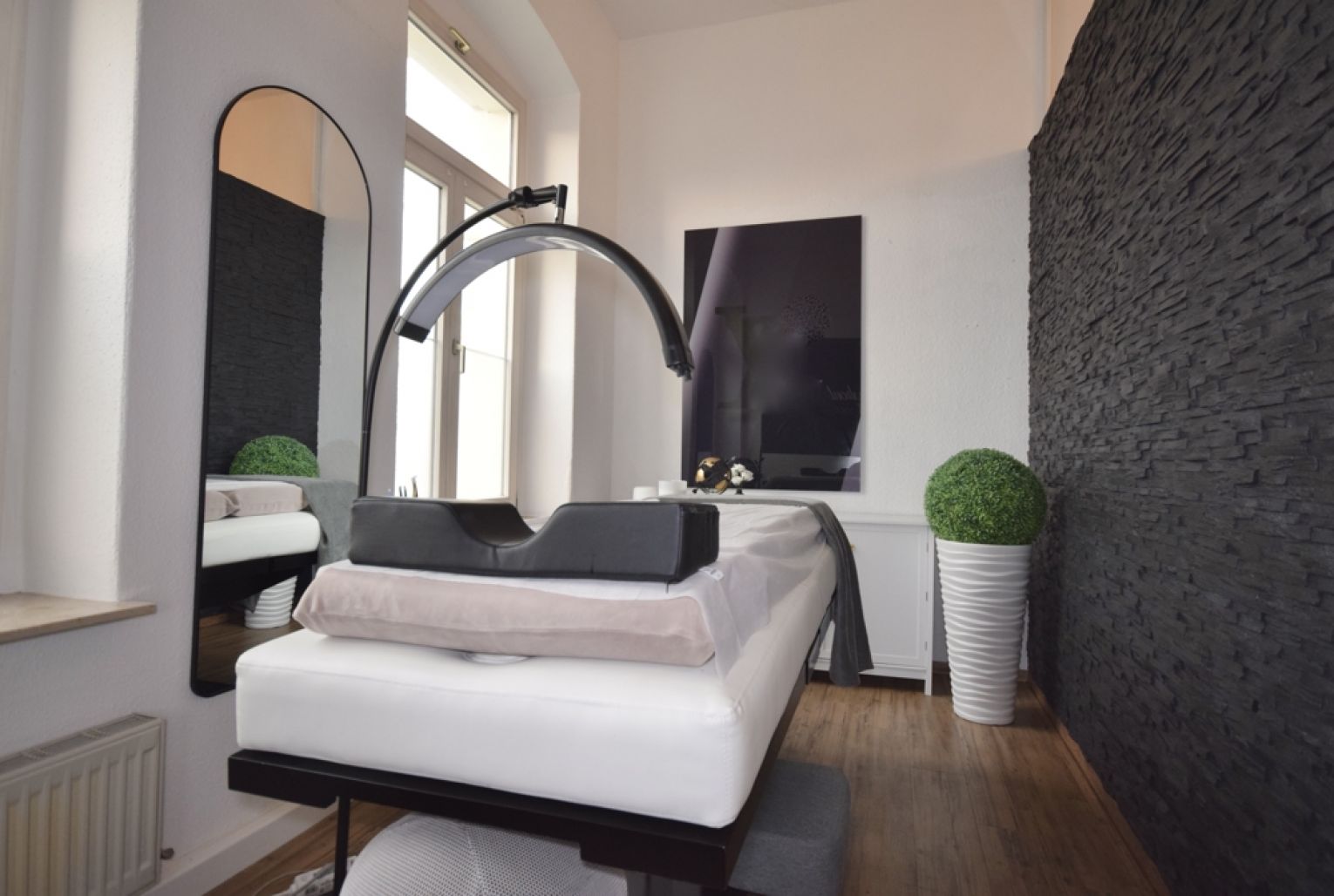 Tolles Ambiente • 5 Räume • Sanitäranlage mit Dusche • Stuck • Portaltüren • Kanzlei? • Büro?