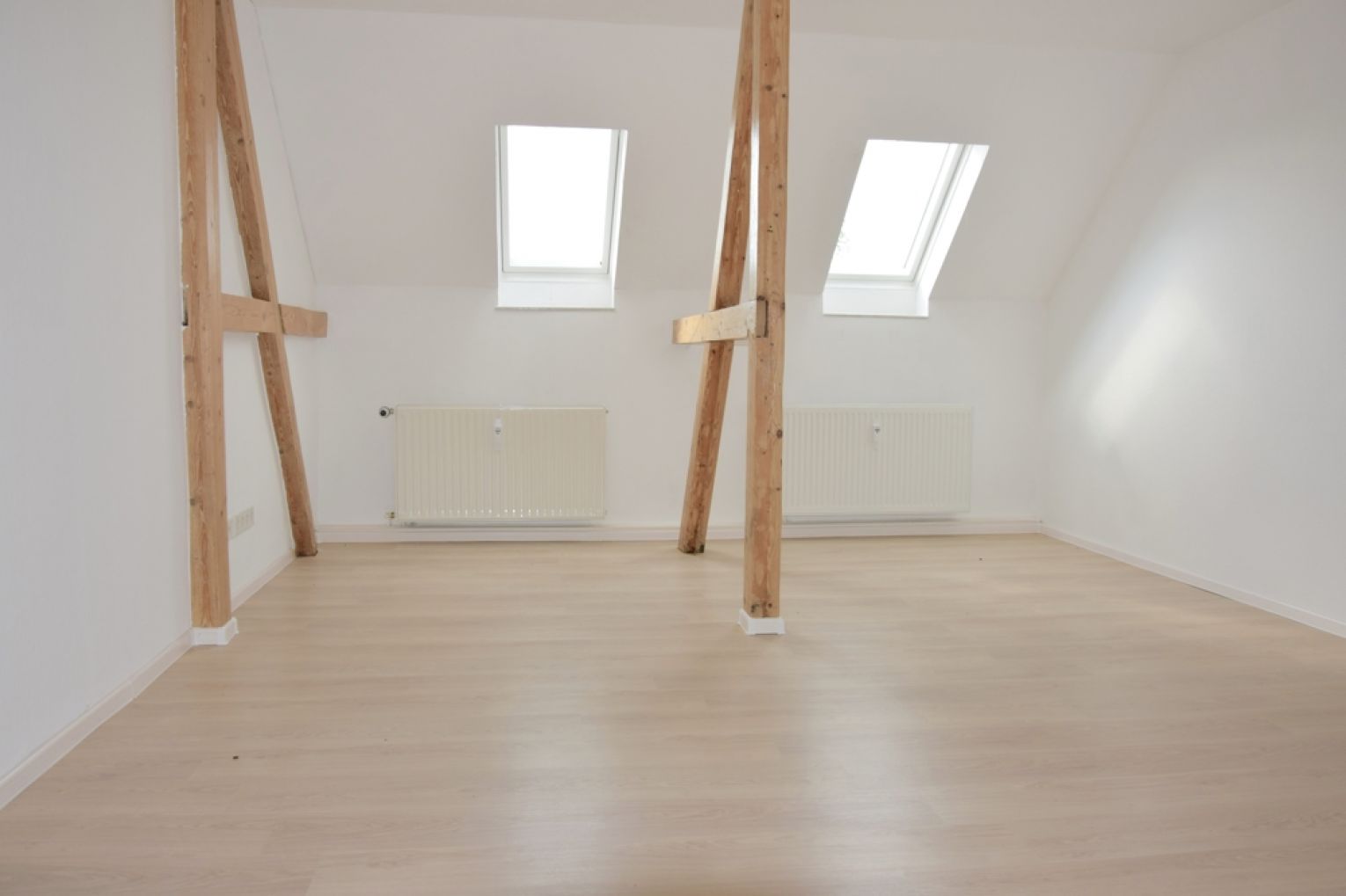 viiiel Platz • 2 Zimmer • Einbauküche • Dusche & Wanne • Tageslichtbad • Dachgeschoss