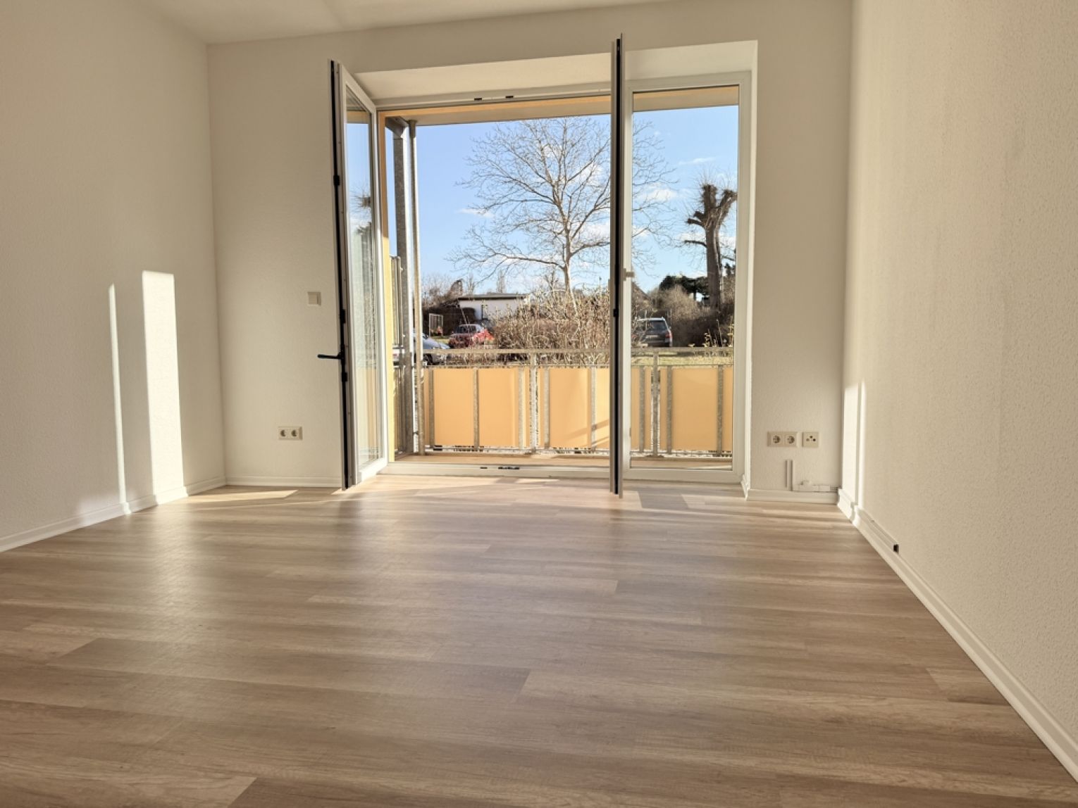 3 Zimmer • Südbalkon • modernes Laminat • Hochparterre • Stellplatz • Fussbodenheizung • TOP!