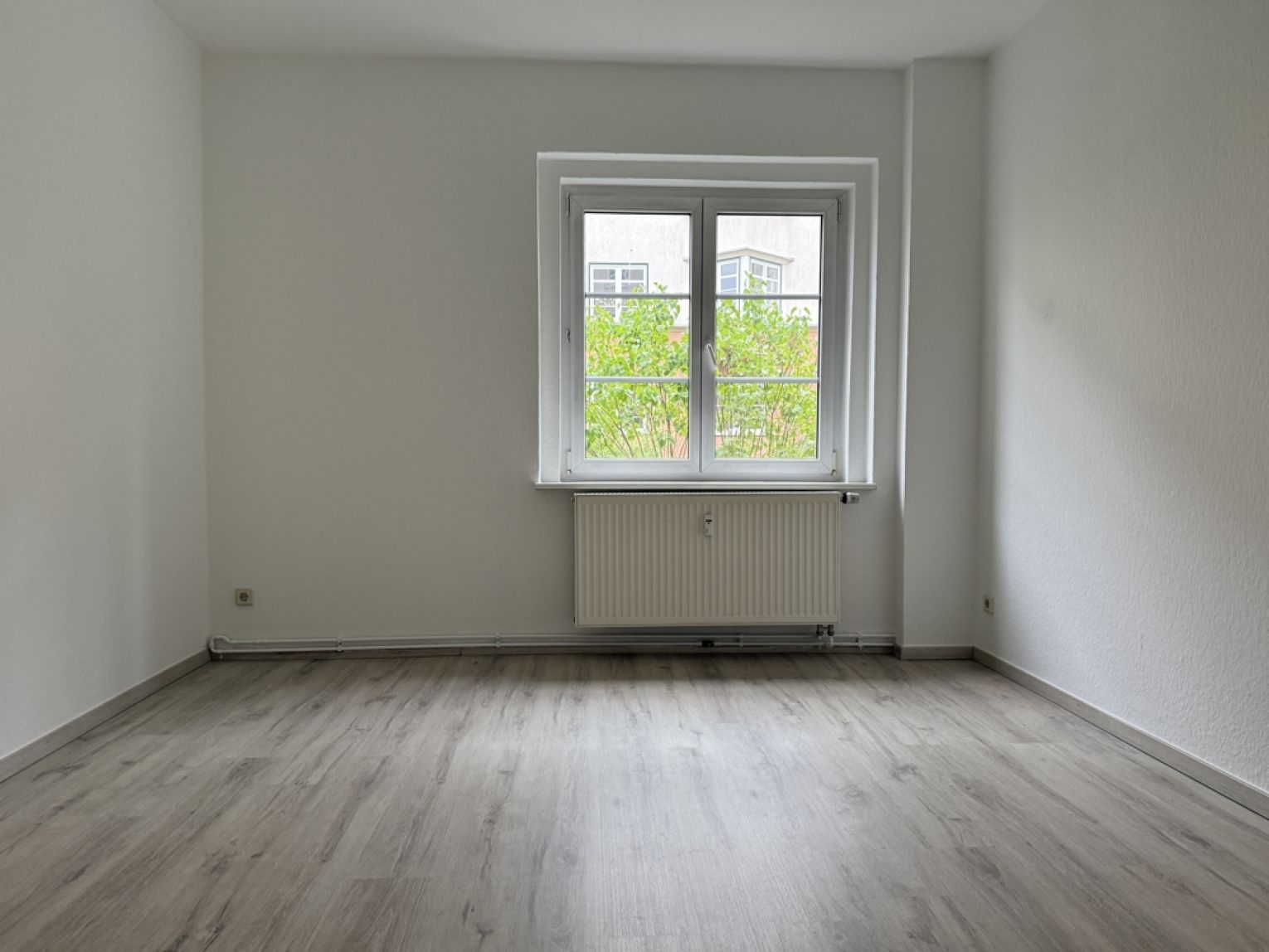 TOP! • 3-Raum • Kaßberg • Balkon • Tageslichtbad • neues Laminat • Stellplätze! • jetzt einziehen