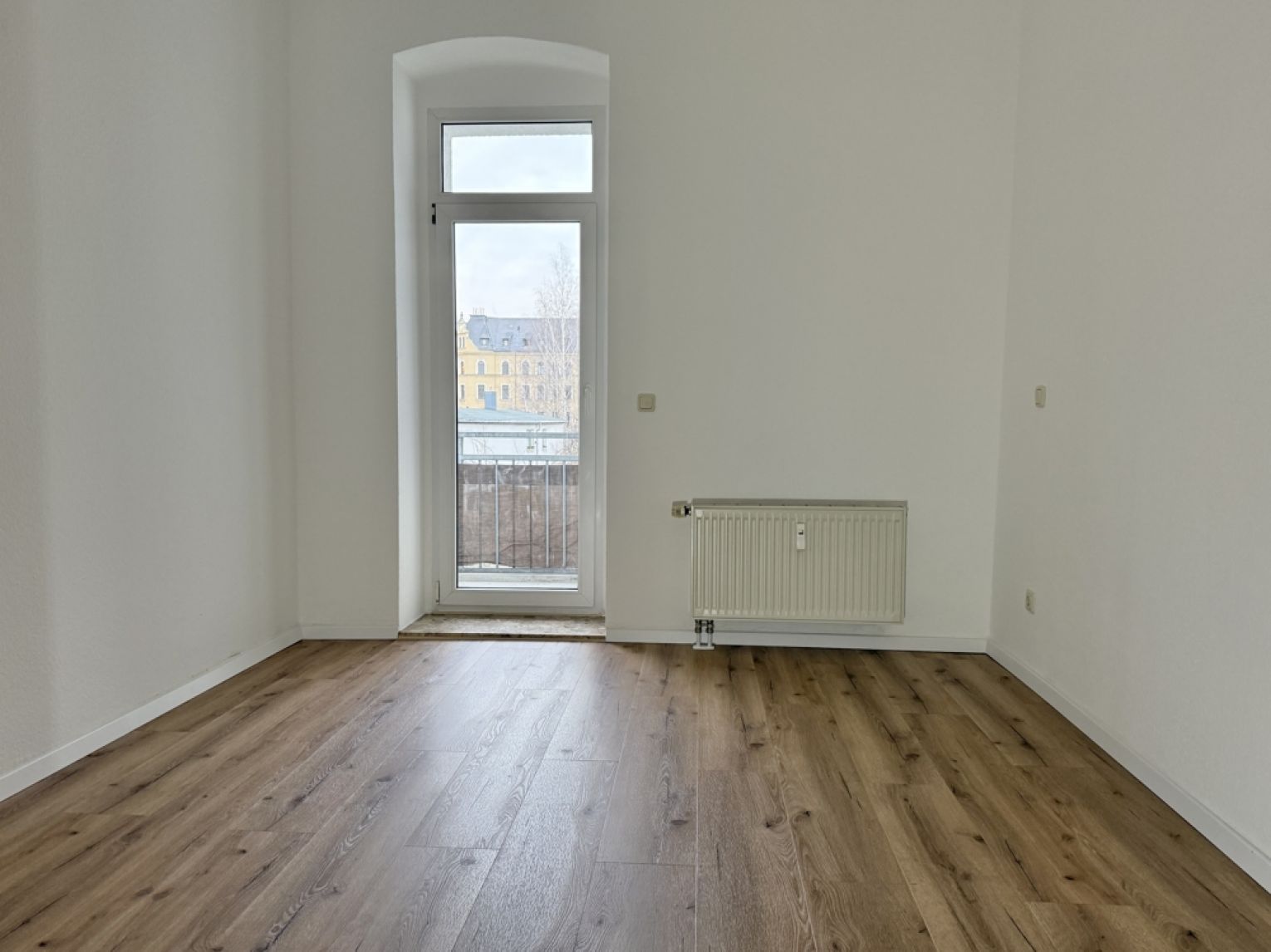 Schloßchemnitz • 2 Zimmer • Balkon • schickes neues Laminat • ruhige Lage • gleich mal anschauen!?