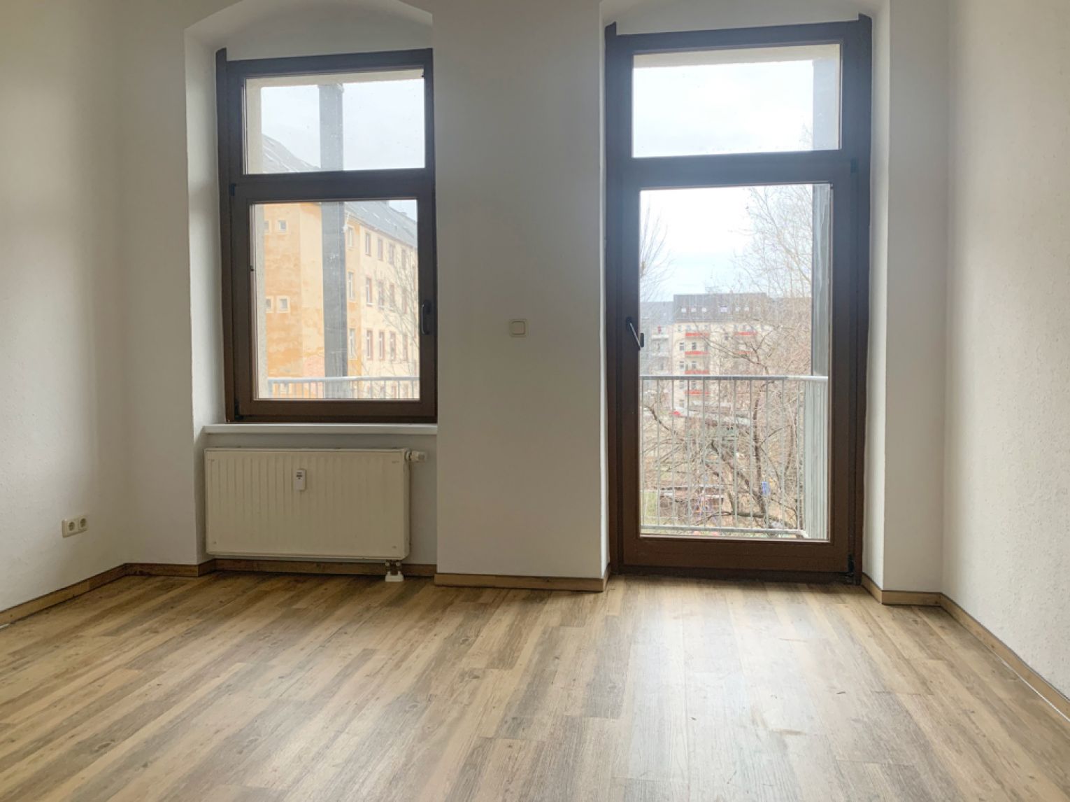 Laminat • Balkon • frisch renoviert • frische Brötchen • BÄCKEREI im Haus  • jetzt Termin machen