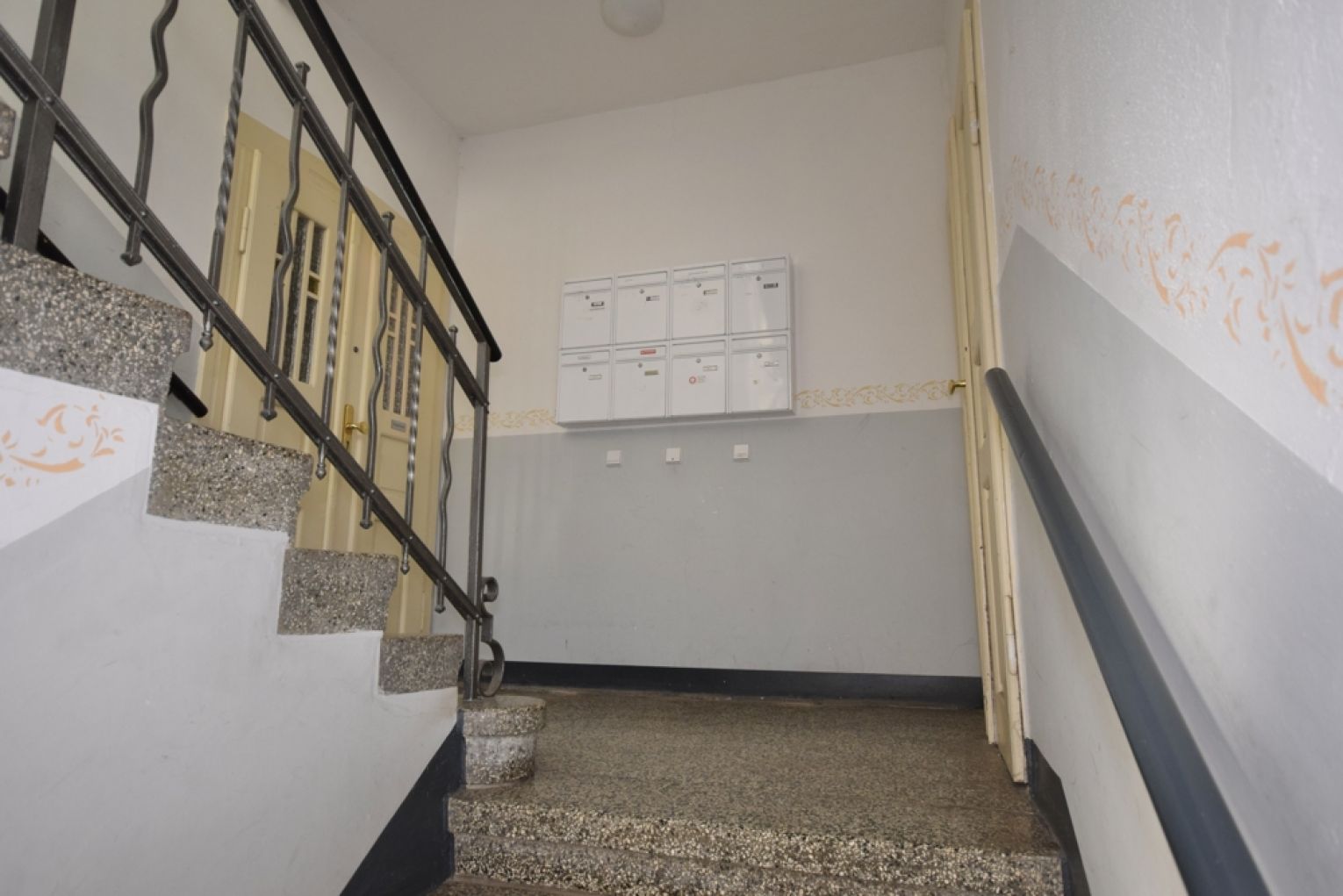 ANLAGE • Attraktive 2-Zimmer im Dachgeschoss • Hartmannsdorf • Küche • Bad mit Wanne • TOP Lage