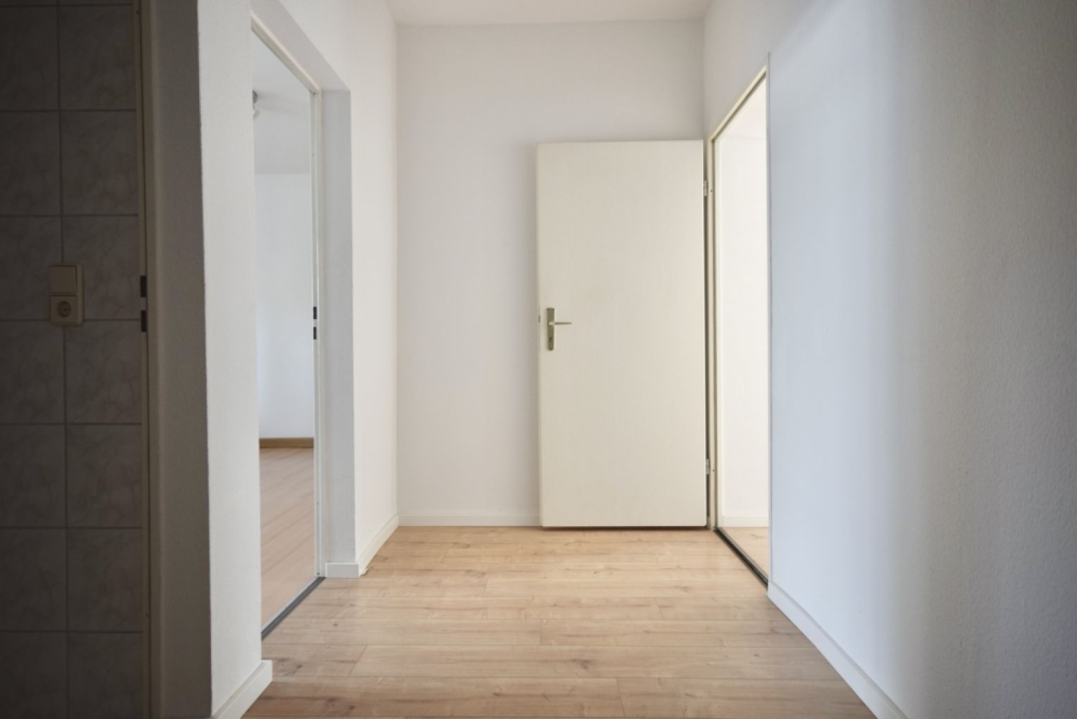 3 Zimmer Gewerbeeinheit • großer Balkon • neue Laminatverlegung bei Anmietung • günstige Lage • TOP