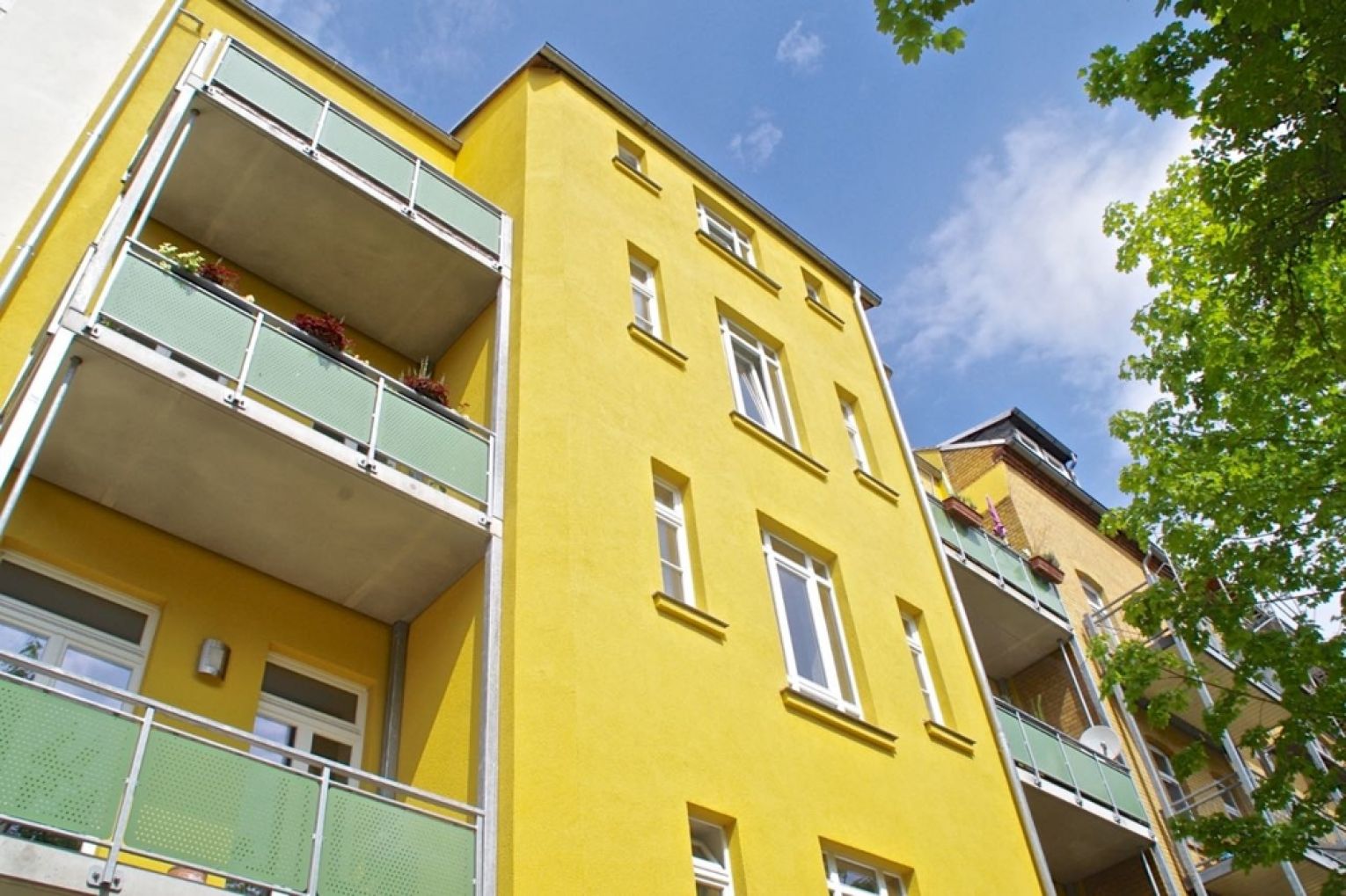 tolles Ambiente • Fussbodenheizung • 2 Zimmer • Sonnenbalkon • Laminat • historische Elemente • TOP!