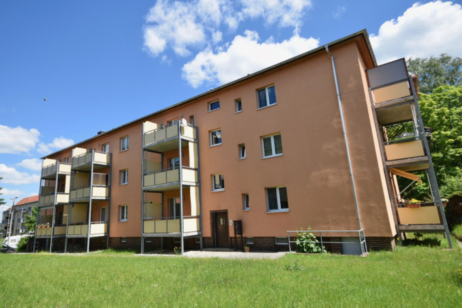 am Heimgarten • 2 Zimmer • Einbauküche • Laminat • Tageslichtbad mit Wanne • gedämmte Fassade!