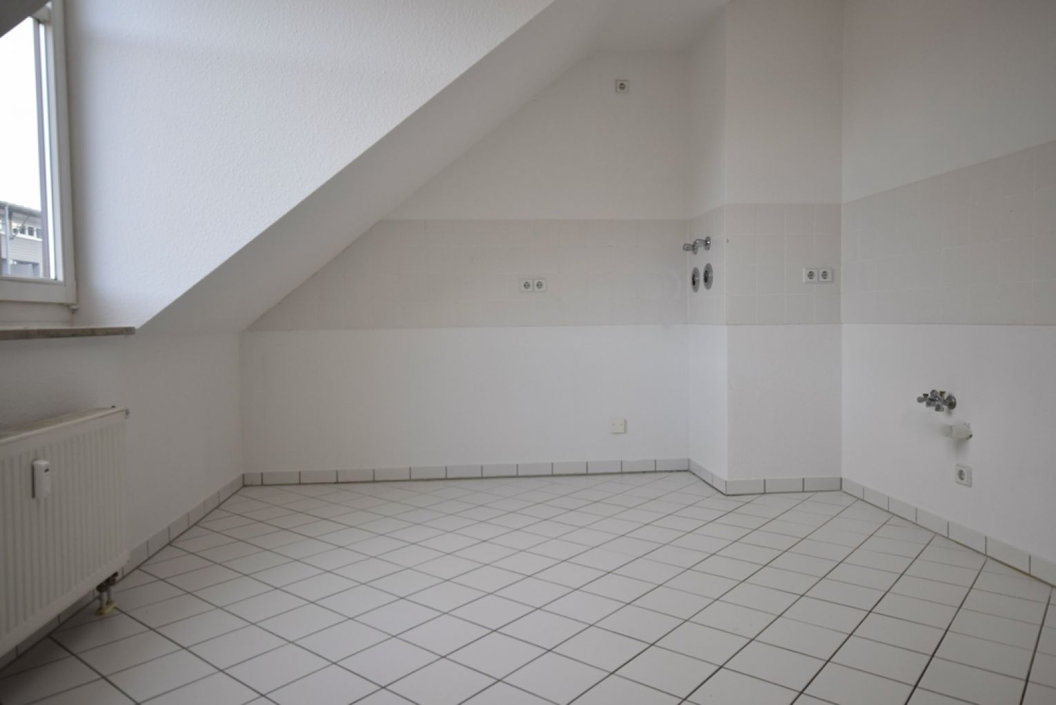 Kaßberg • 3 Zimmer • Balkon • Parkett • Bad mit Wanne • Aufzug • Dachgeschoss-Flair • Anschauen !?