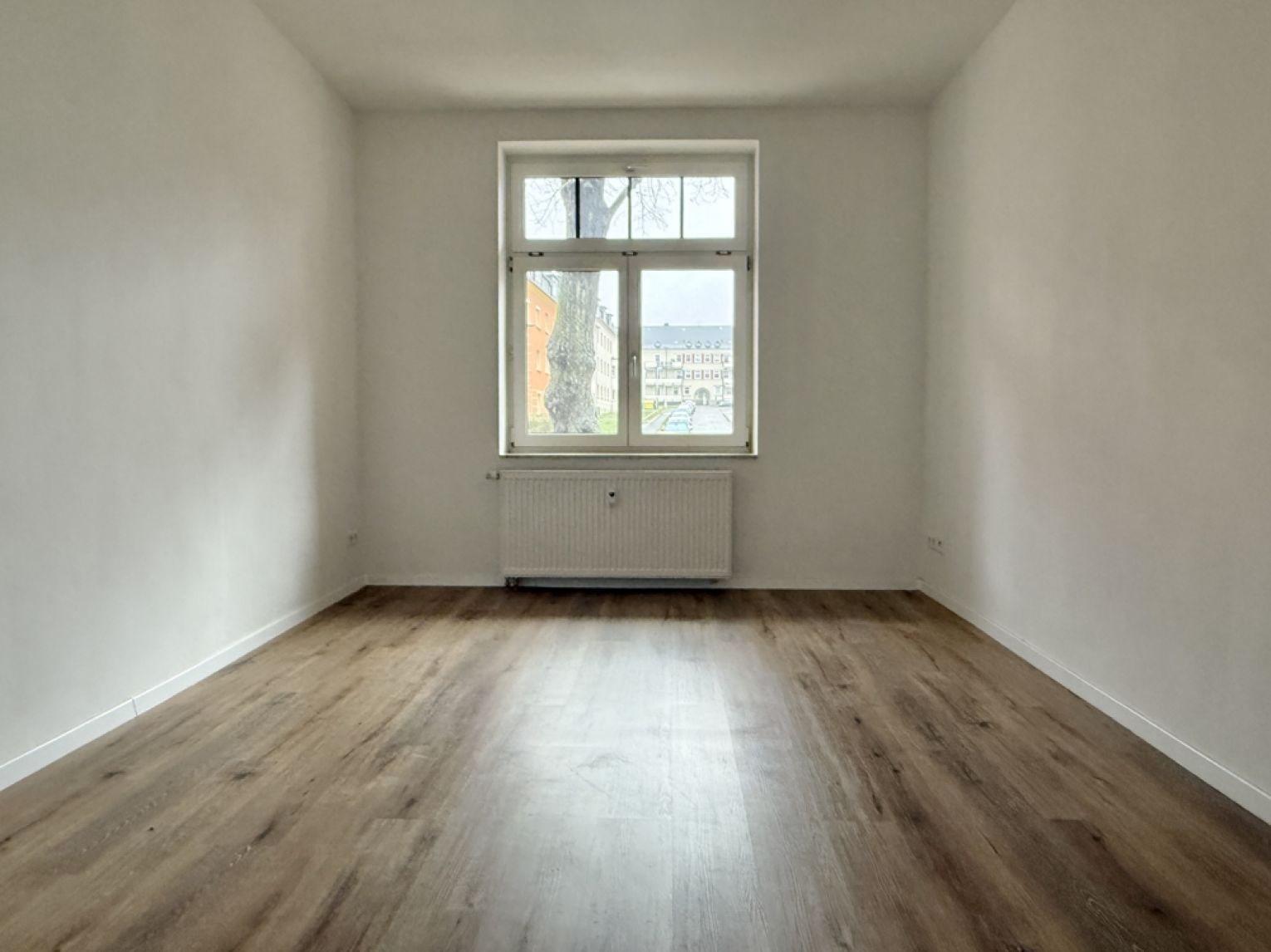 TOP • 5-Zimmer • Balkon • Bad mit Wanne & Dusche • Hochparterre • moderne offene Küche • Stellplatz