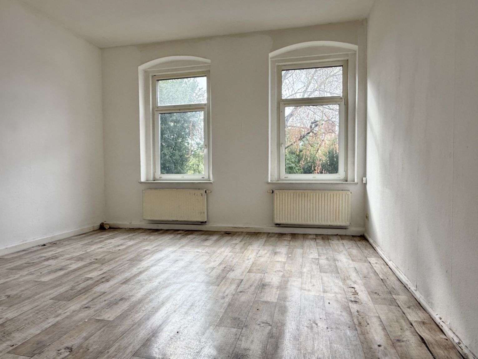 Sanierungsobjekt mit Potenzial • ca. 650 qm Wohnfläche • gute Grundsubstanz • ruhige Lage • TOP