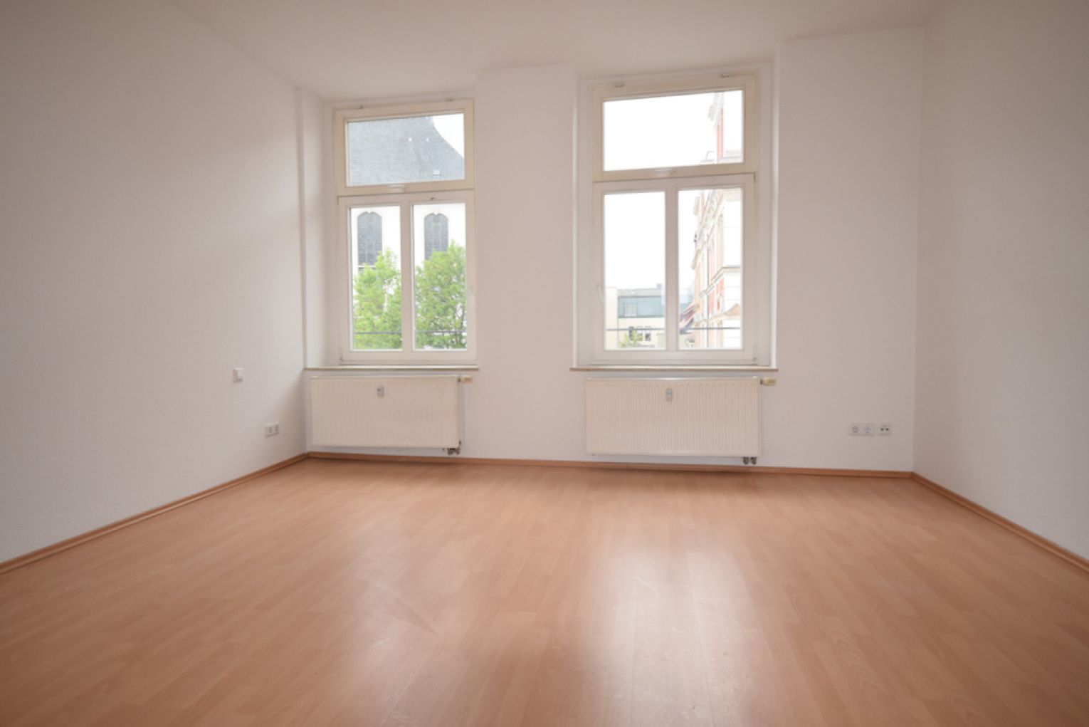 2 Zimmer • großzügig • Balkon • Tageslichtbad mit Wanne • Stellplatz • zentrale Lage • Wohnküche