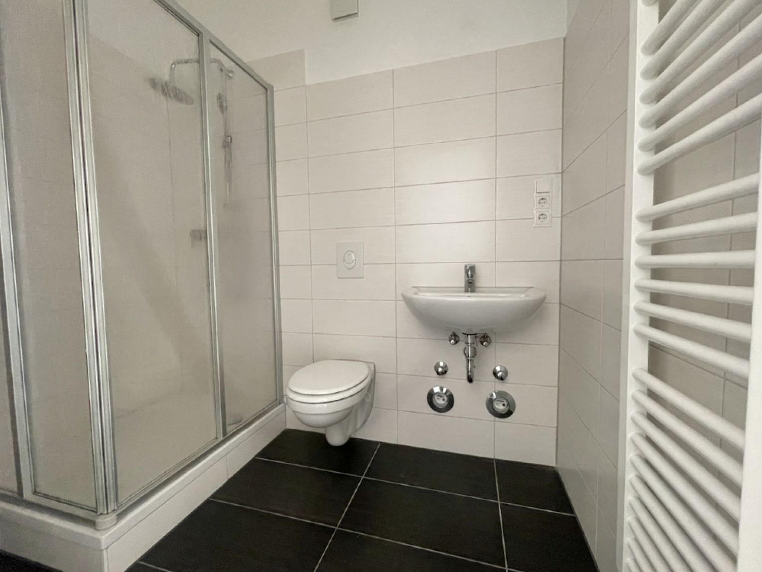 4-Raum • moderne offene Küche • großer Balkon • 2 Bäder mit Wanne+Dusche • Grillplatz • Stellplatz