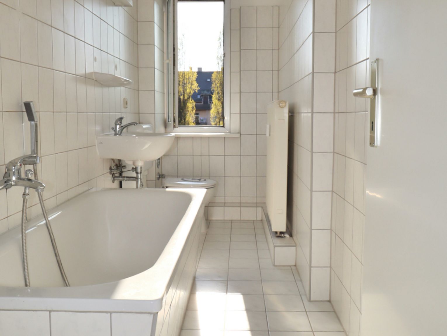 Kaßberg • 3-Zimmer • Sonnenbalkon • Tageslichtbad • Laminat • Einbauküche • Stellplatz • Anschauen!?
