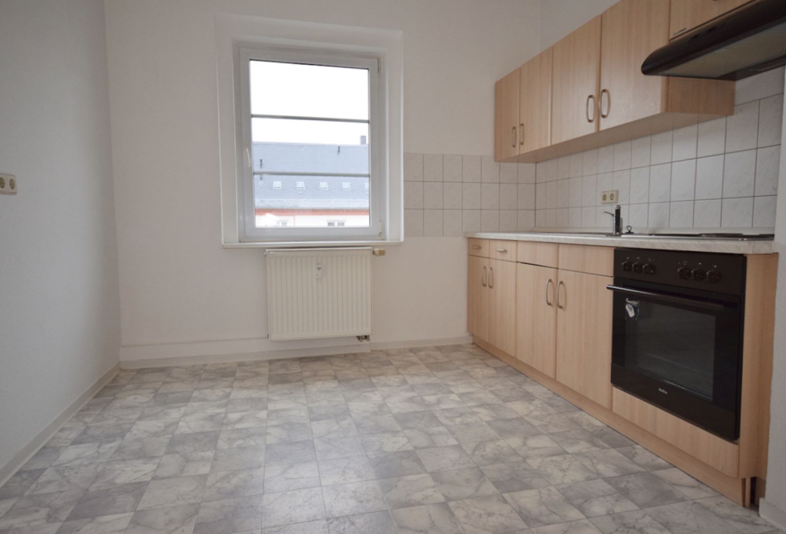 2-Raum Wohnung • Tageslichtbad mit Wanne • Einbauküche • Stellplatz • Kaßberg • Anschauen & Mieten