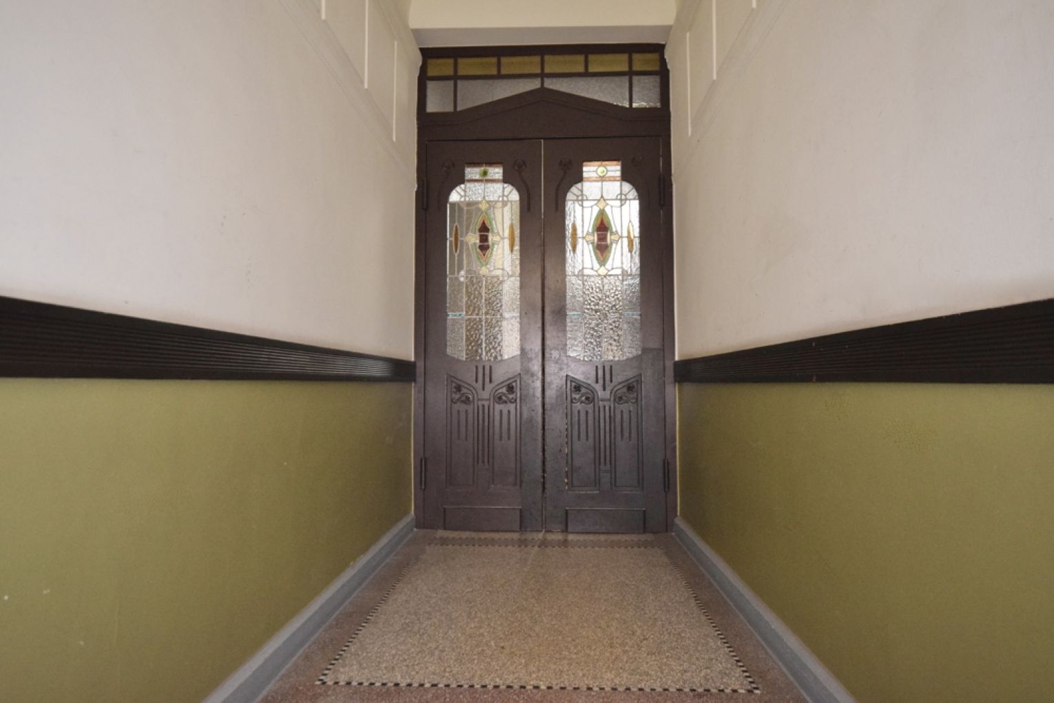 3-Zimmer • Wohnung • Laminat • City-Nähe • Balkon • Echtholztüren • Schloßteichnähe • Bad mit Wanne