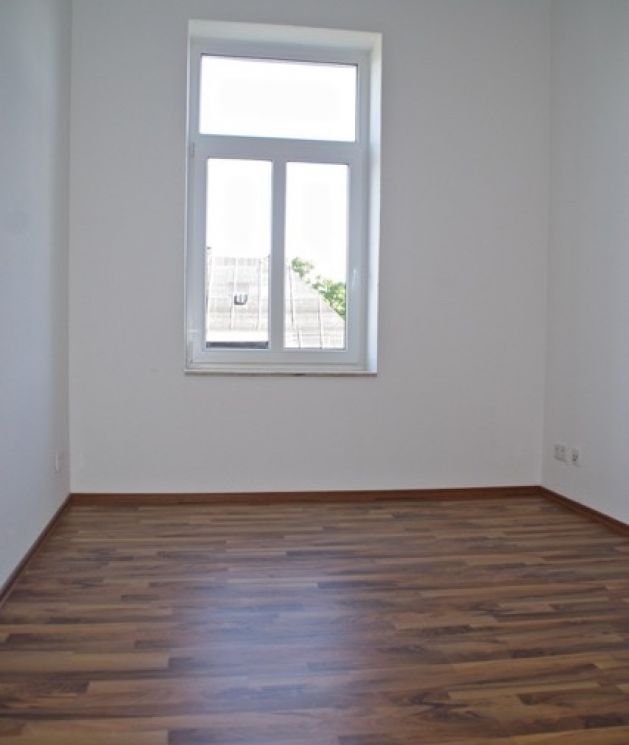 3-Raum • Fussbodenheizung • Südbalkon • Tageslichtbad • Stellplatz • Nussbaumlaminat • Anschauen 