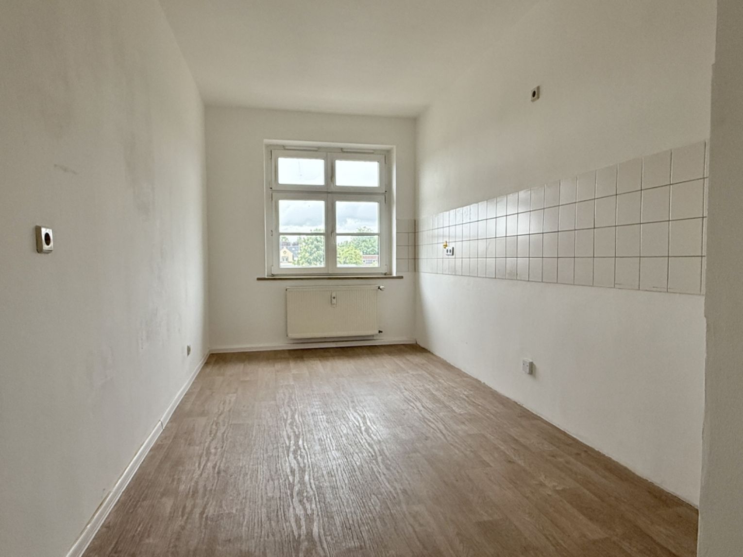 3-Raum Wohnung • Tageslichtbad • Wohnküche • Weiße Türen • Laminat • Reichenbrand • Anschauen!?