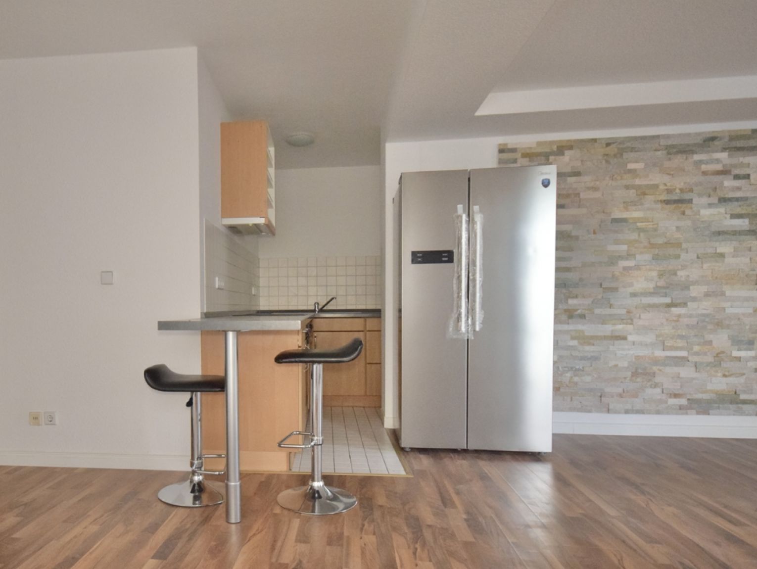 Laminat • 2 Zimmer • schicke Dekortapete • Einbauküche • offene Küche am Wohnzimmer • jetzt ansehen?