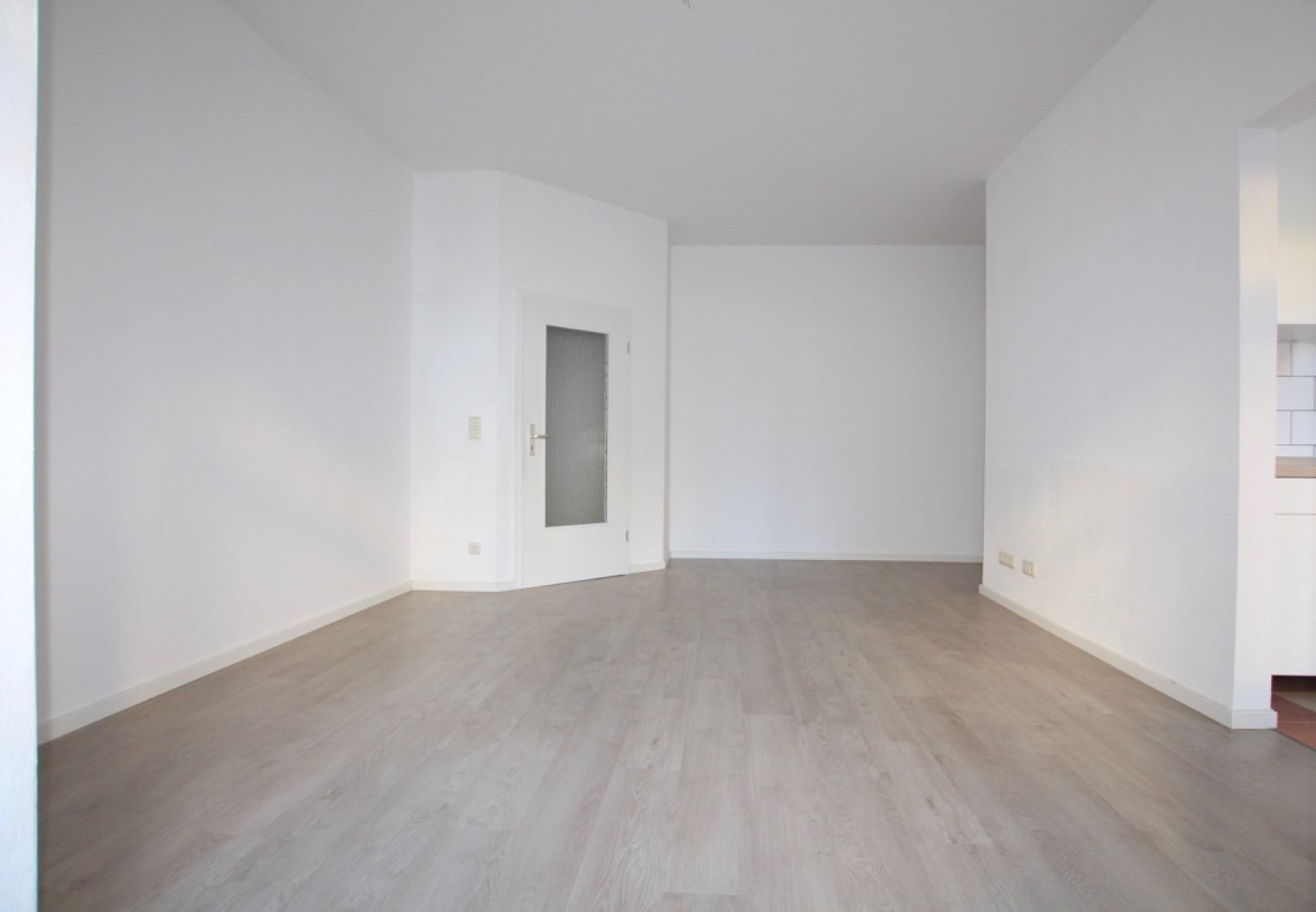 Einbauküche • schickes Laminat • 2-Raum Wohnung • auf dem Kaßberg • jetzt anrufen