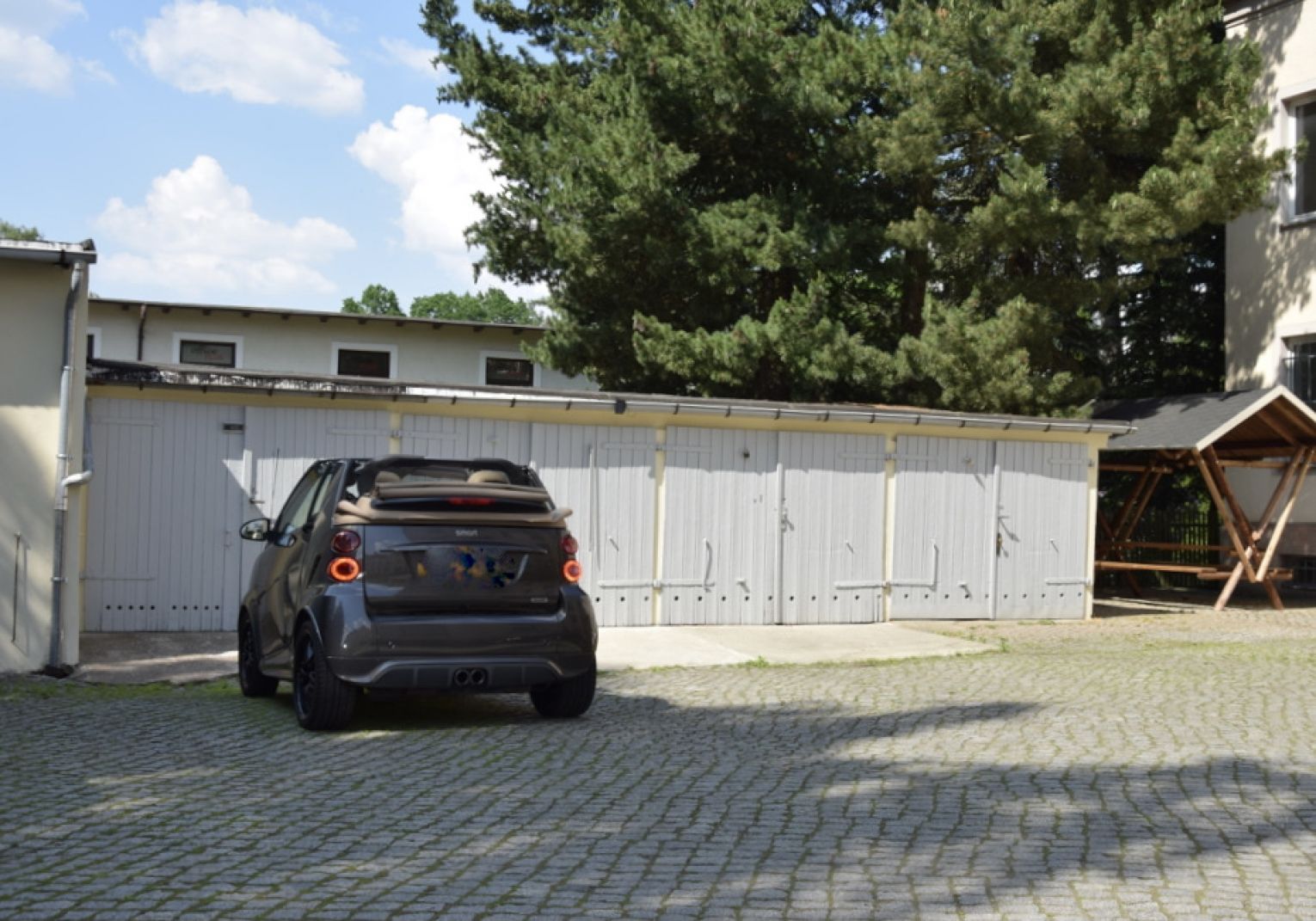 4-Zimmer • Schönau • Bad mit Fenster und Wanne • Laminat • Wohnküche • Garage • schnell anschauen !